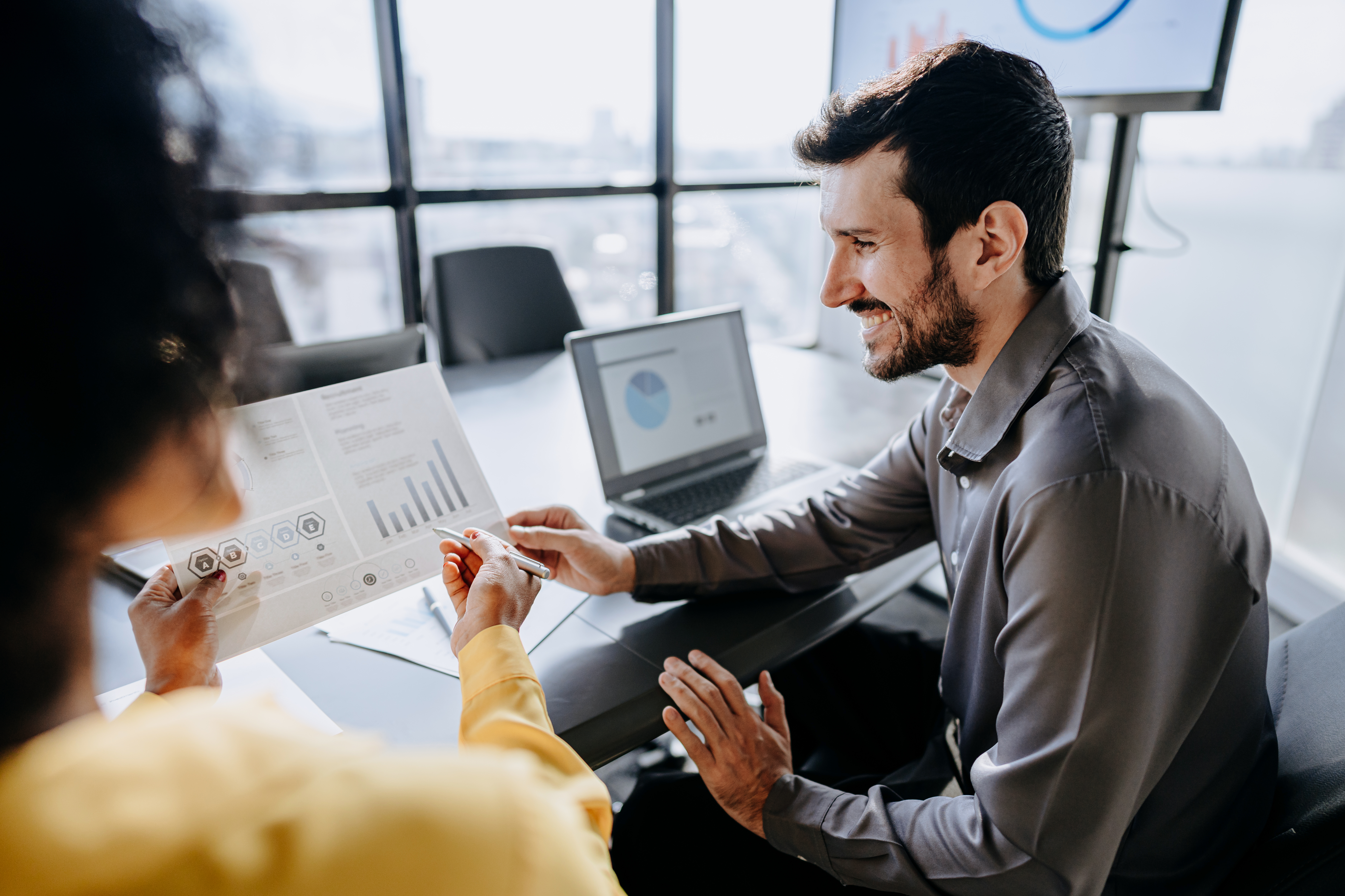 Homem calculando indicadores como o payback
