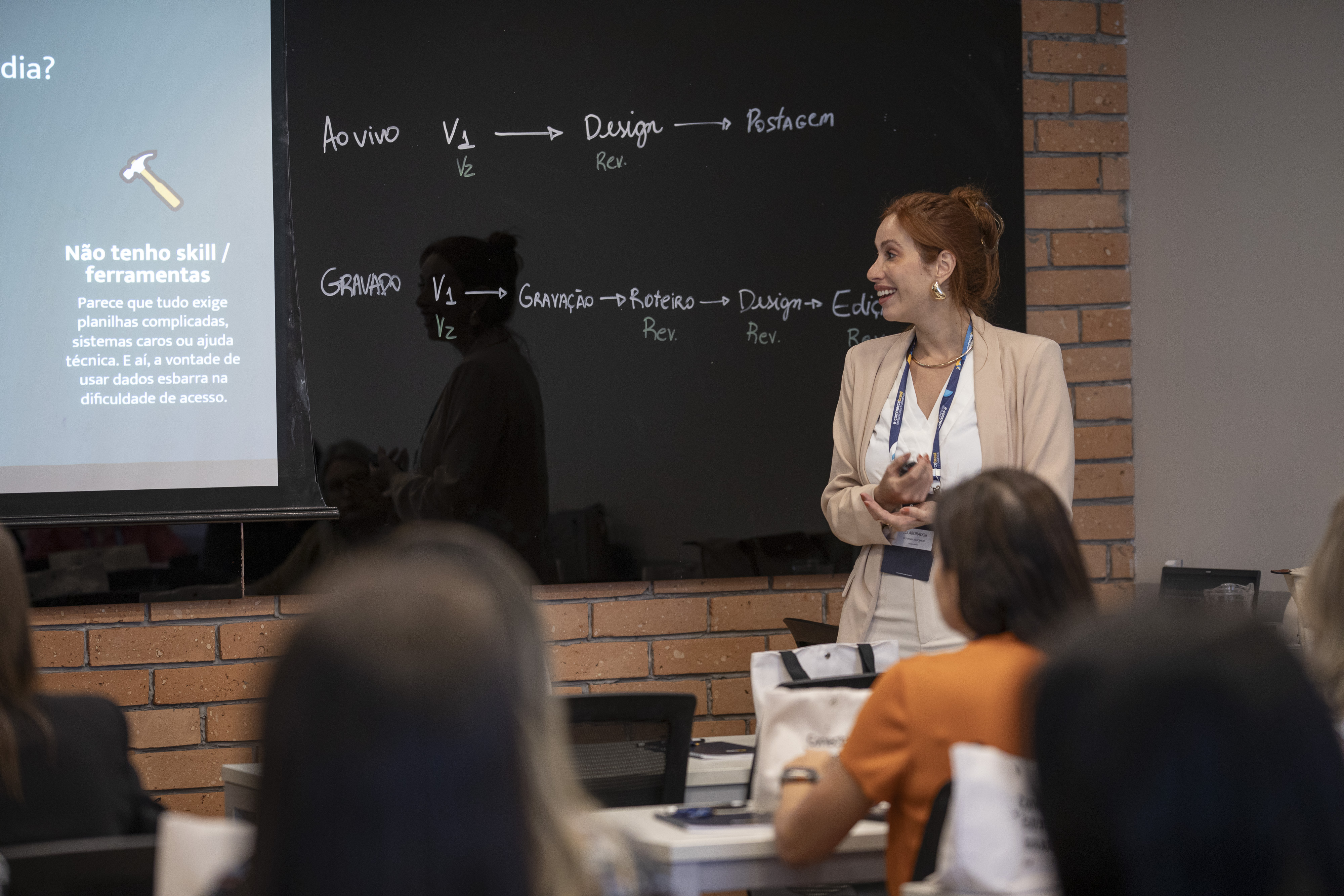 Mulher apresentando palestra sobre o poder dos dados