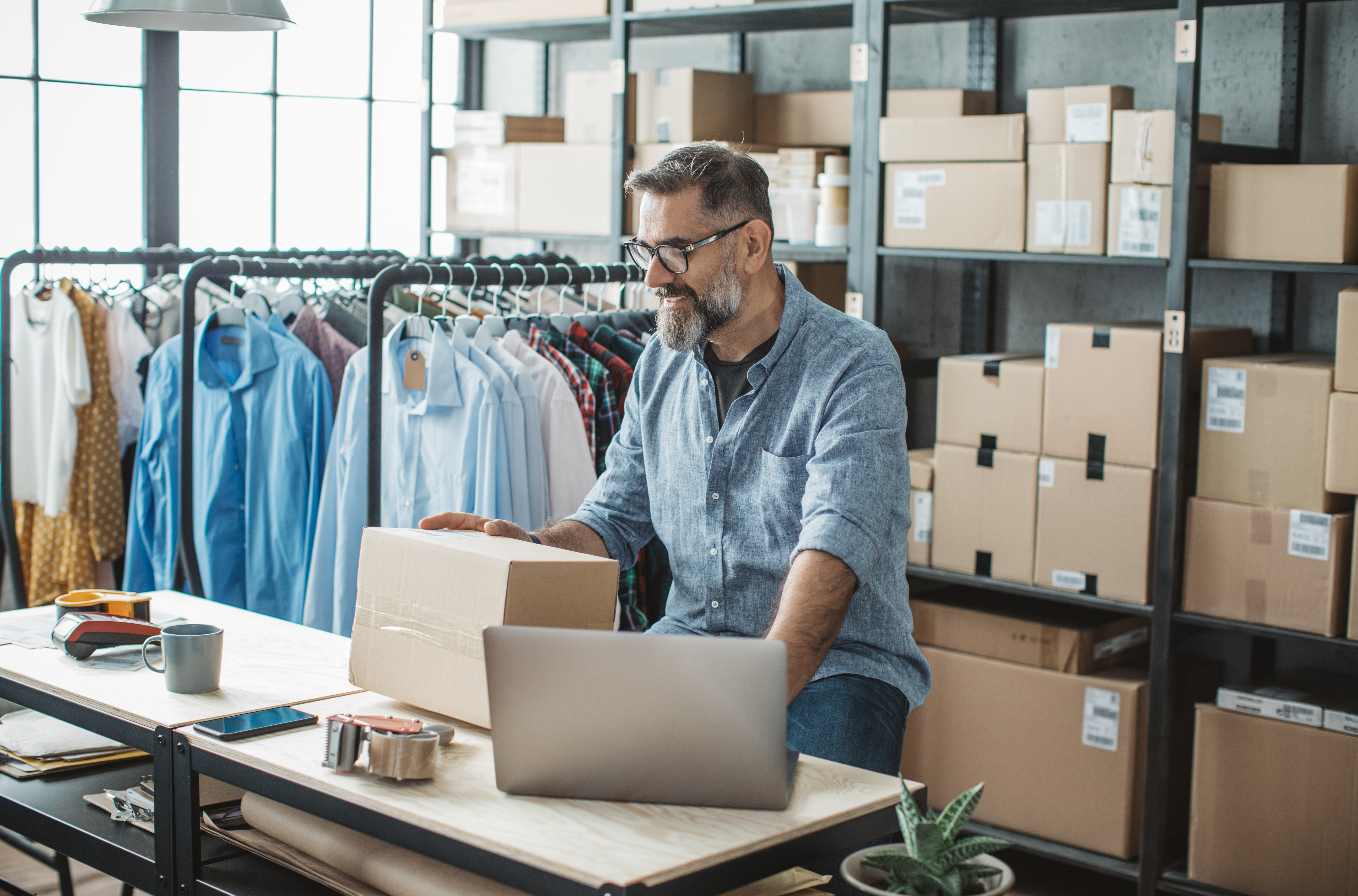 Empreendedor pesquisando sobre atacado e varejo