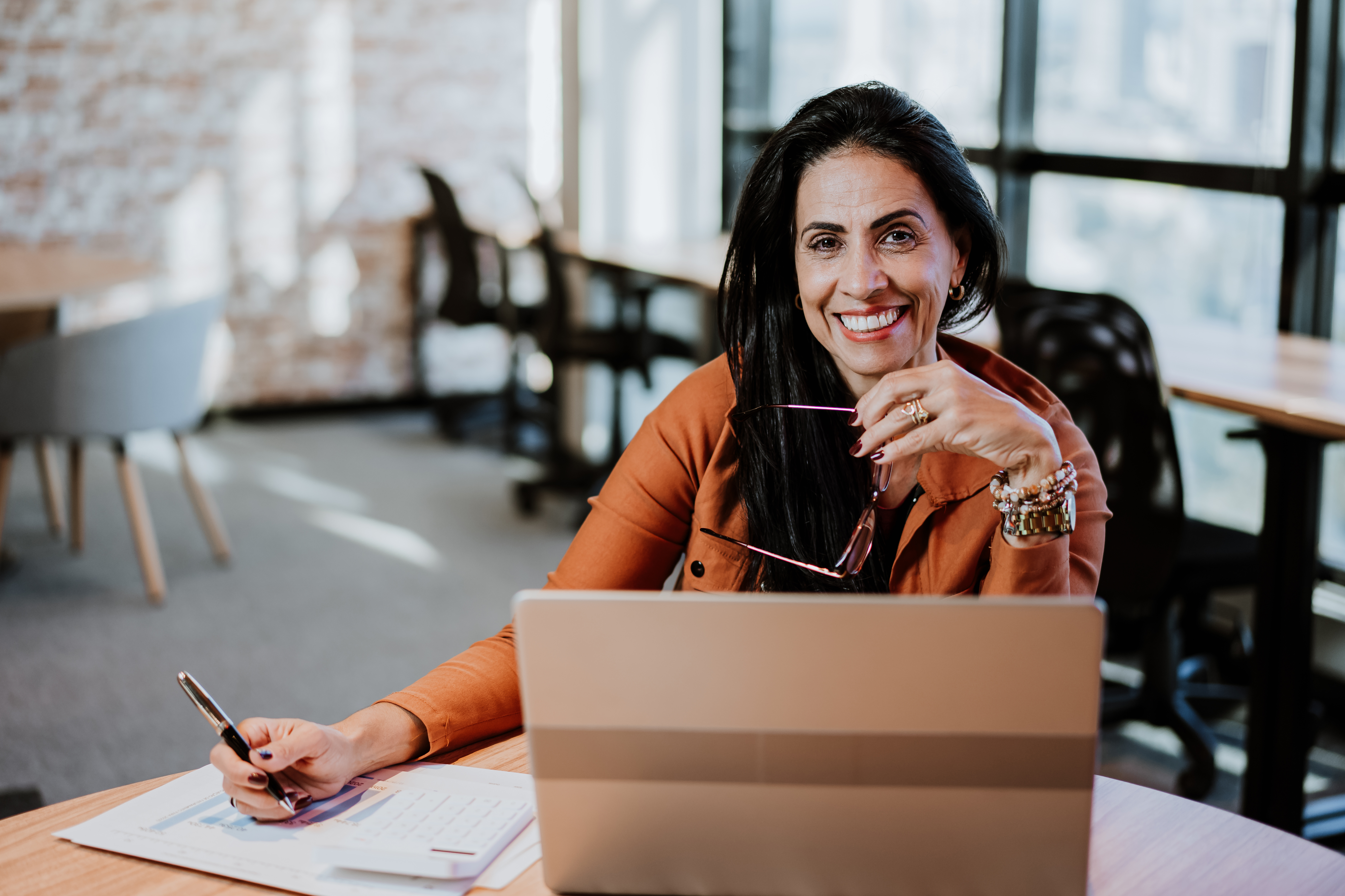 Empreendedora pesquisando como abrir uma franquia