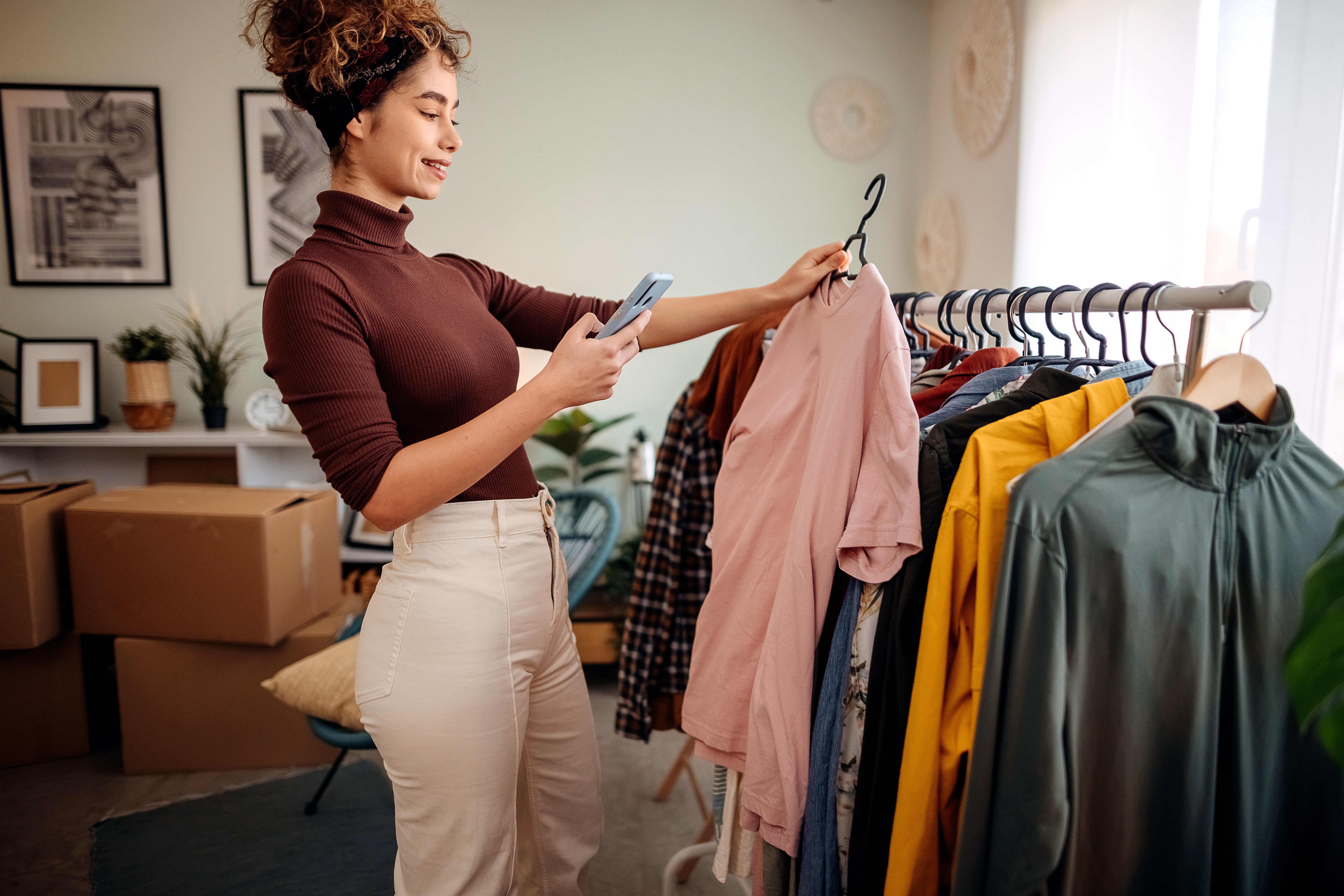 Empreendedora tirando foto de roupa para vender no Instagram