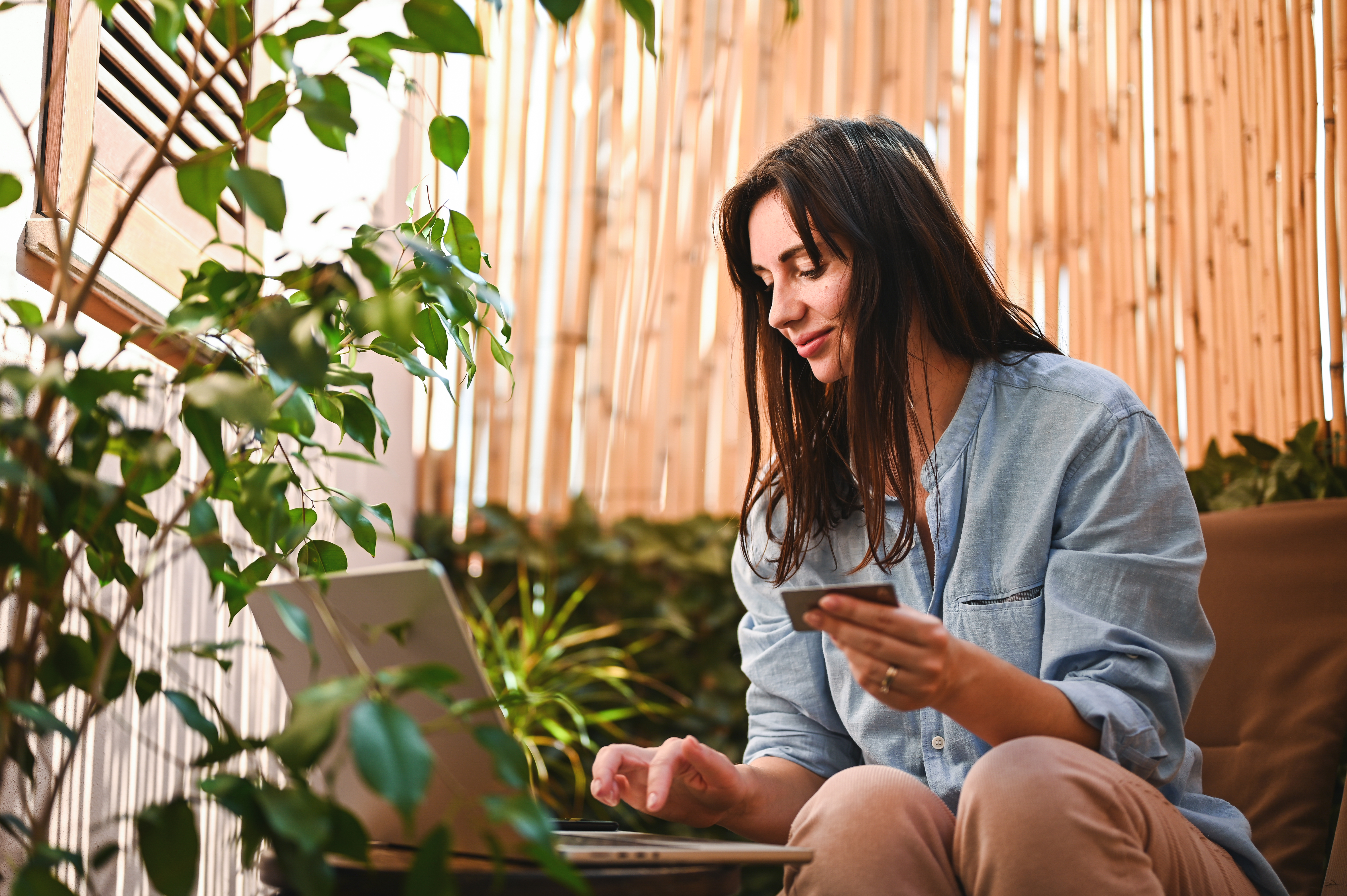 Mulher fazendo compra online para o Dia das Mães
