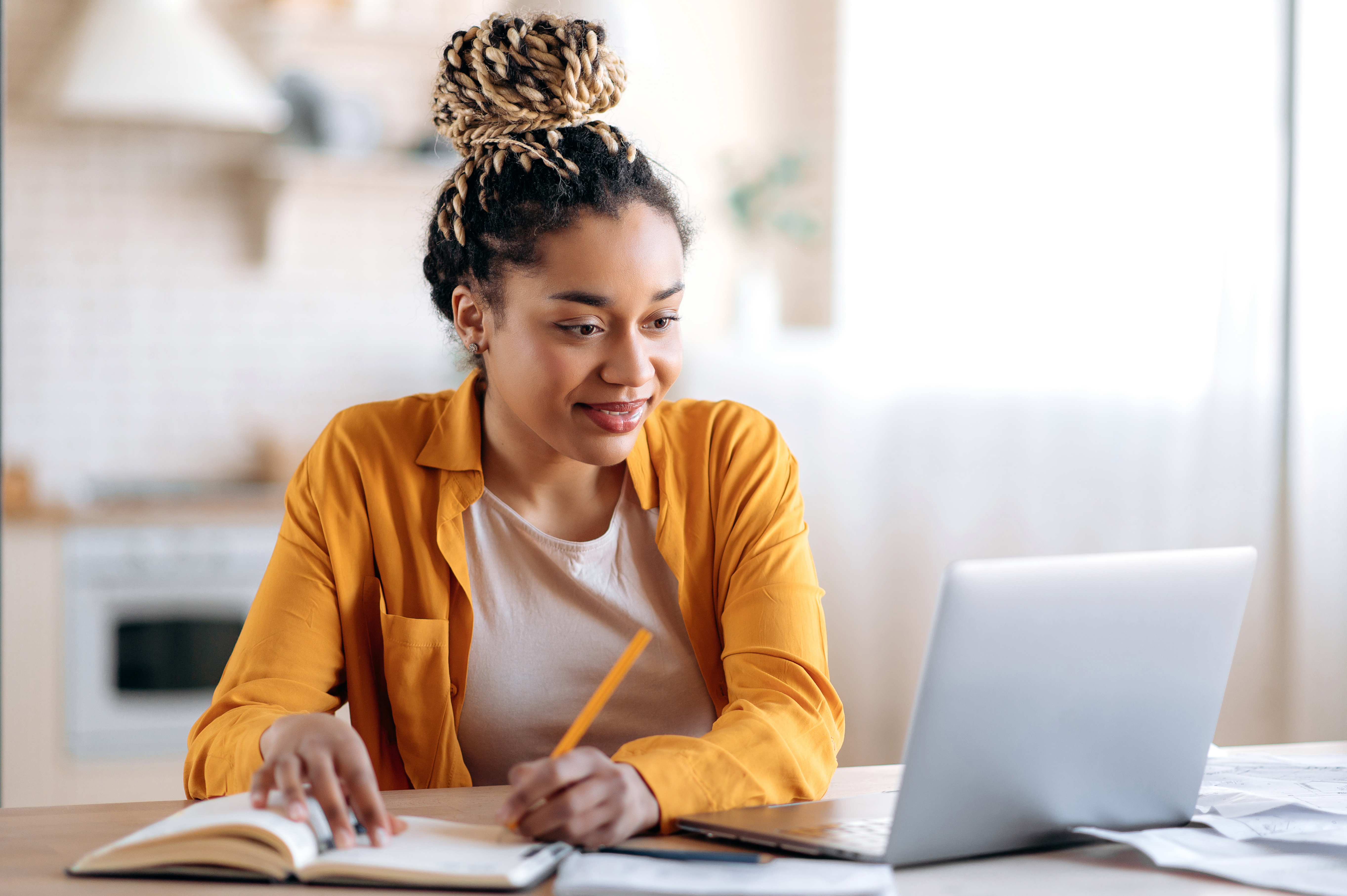 Empreendedora estudando as diferenças entre MEI e PJ