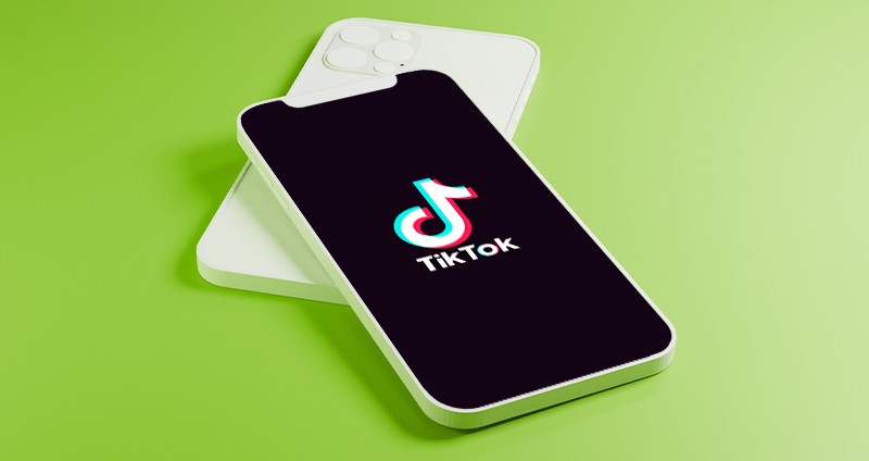 Tela de celular com logo do TikTok