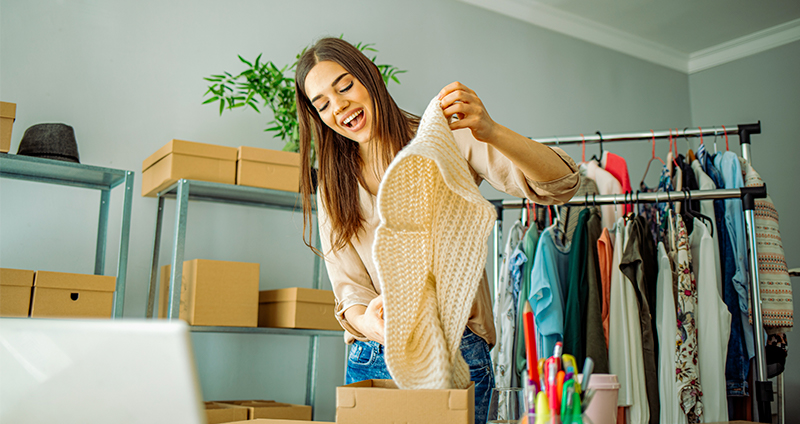 Empreendedora montando um kit de produtos
