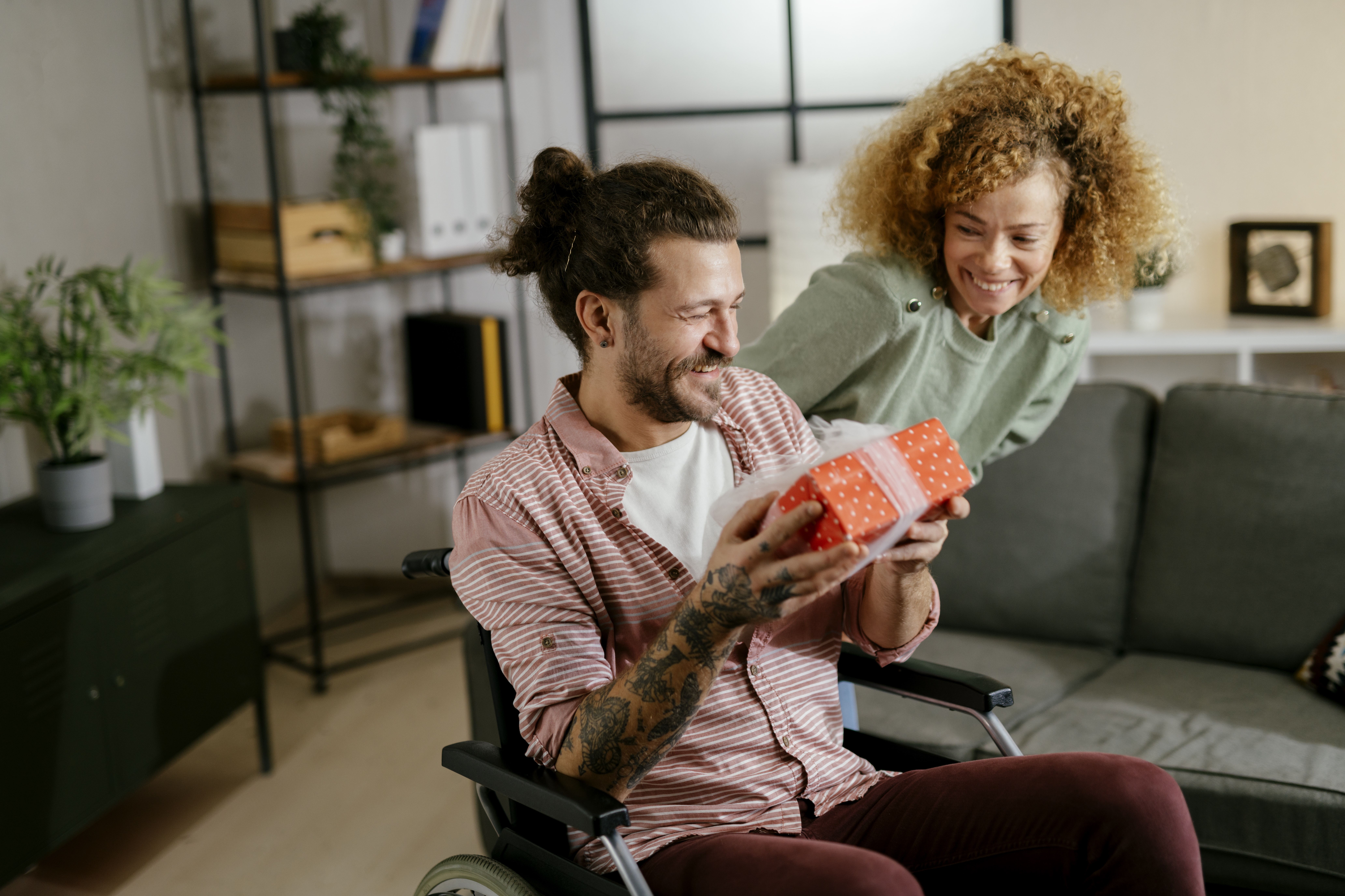 Mulher presenteando homem