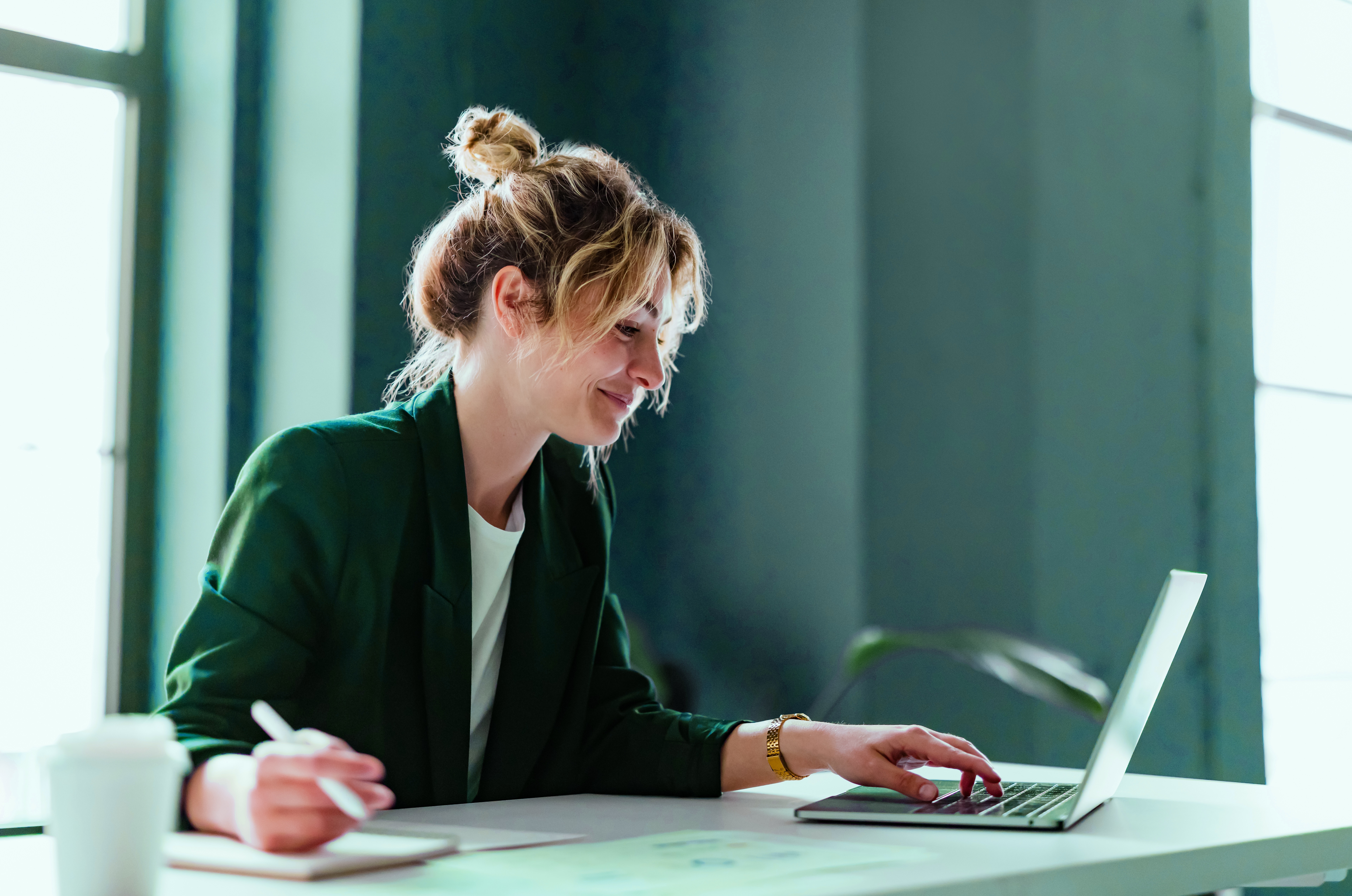 Empreendedora calculando o capital social da sua empresa