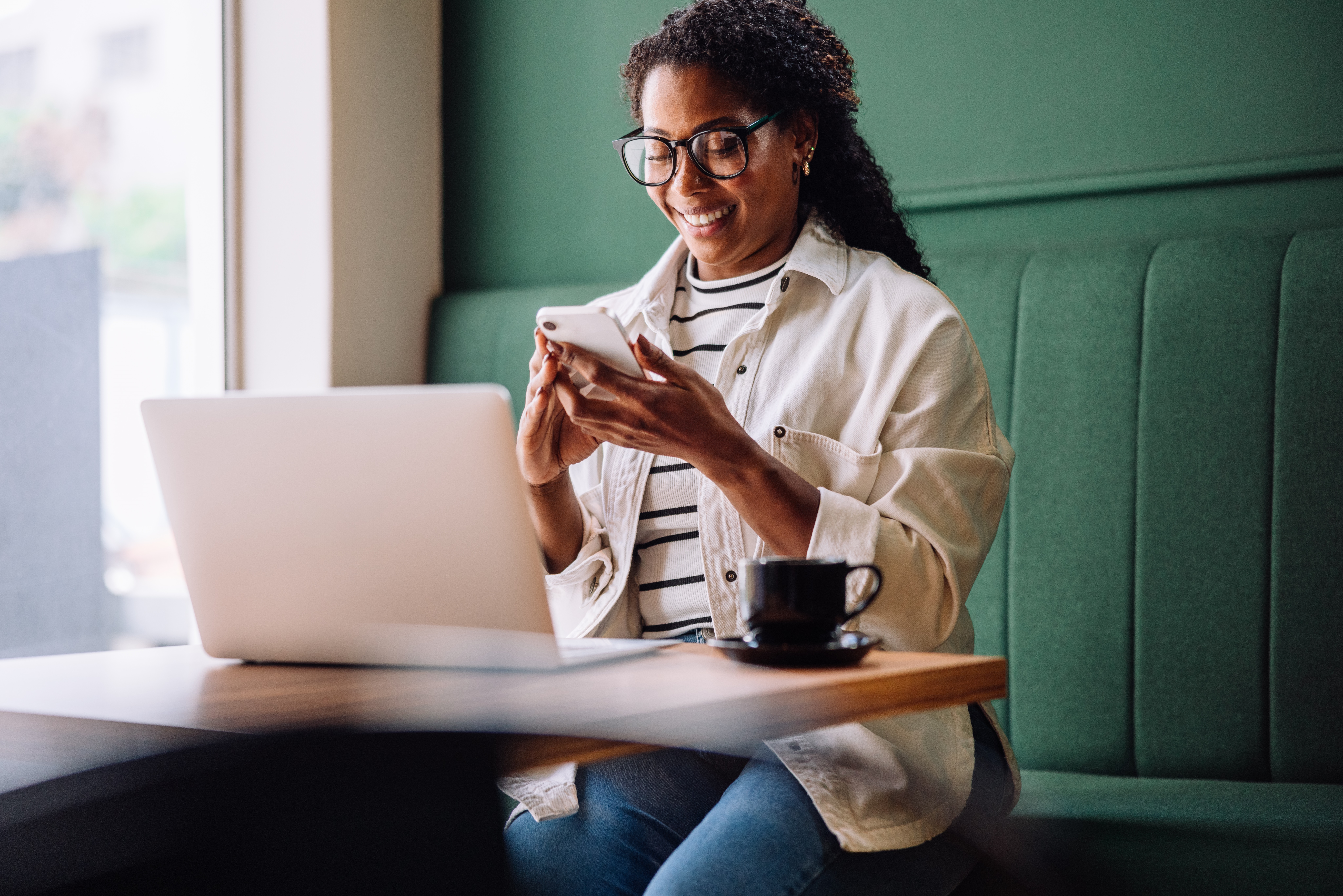 Mulher pesquisando o que fazer para ganhar dinheiro