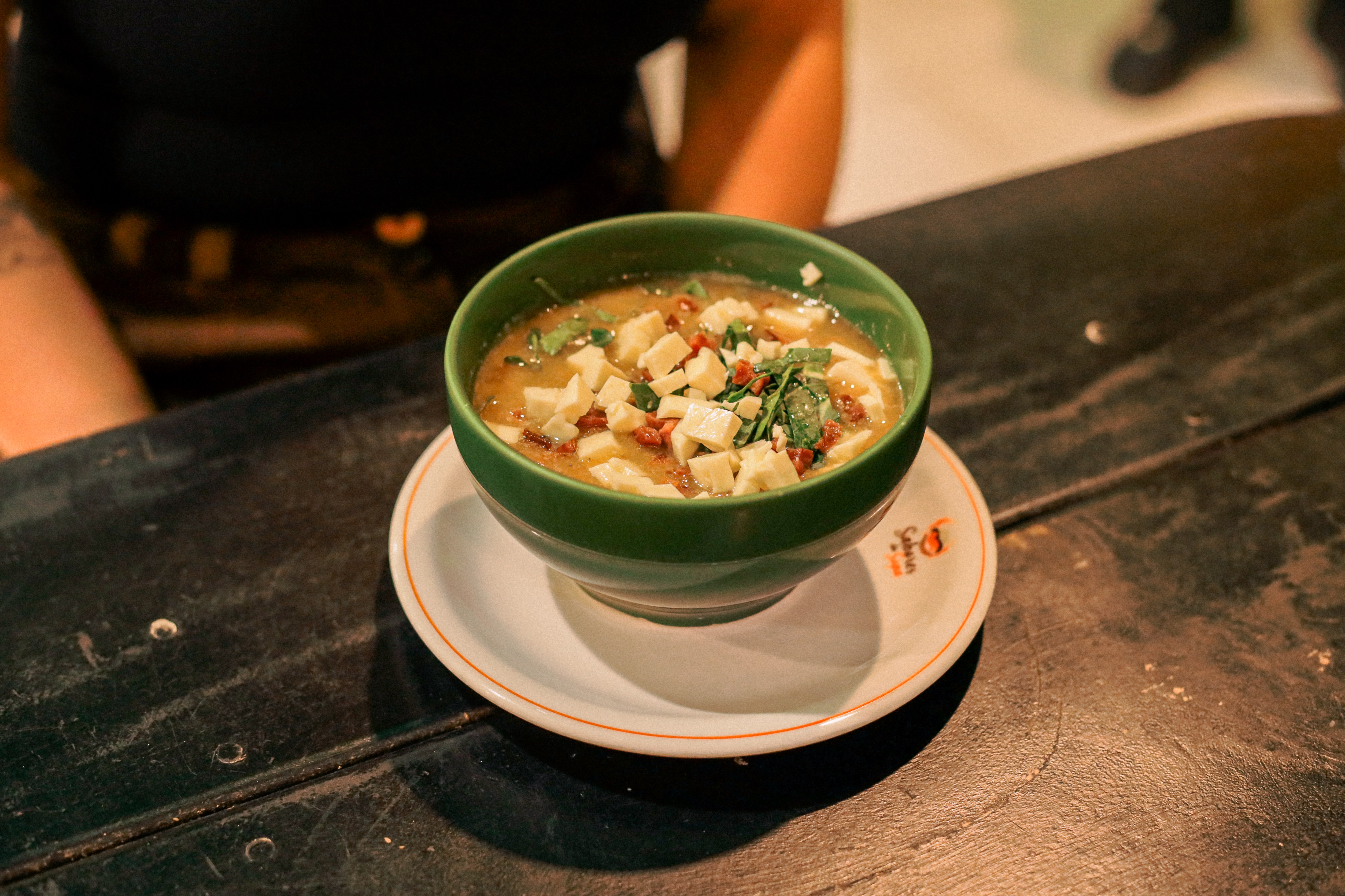 Sopa para vender no frio