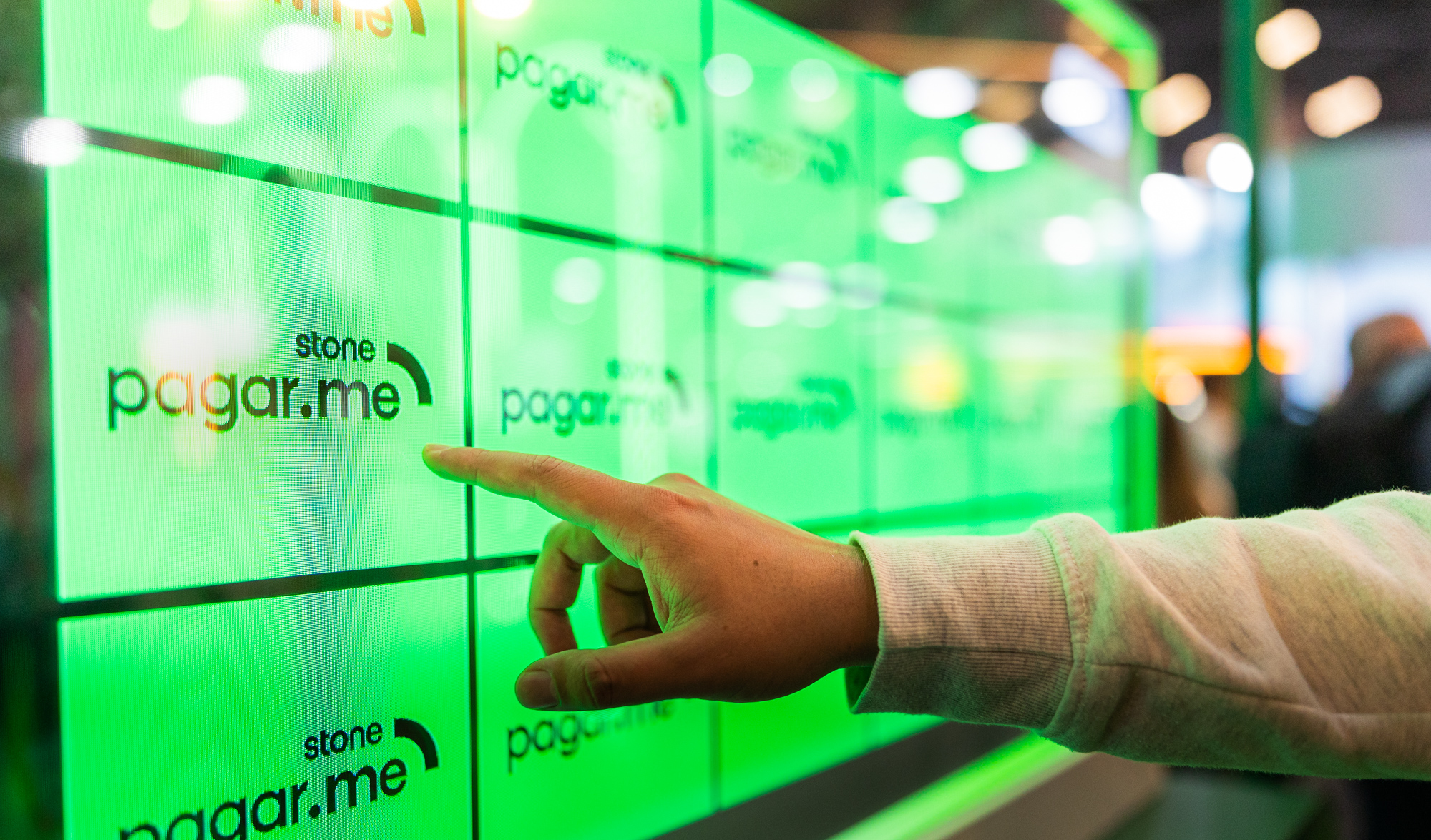 imagem mostra painel de led com logos de marcas
