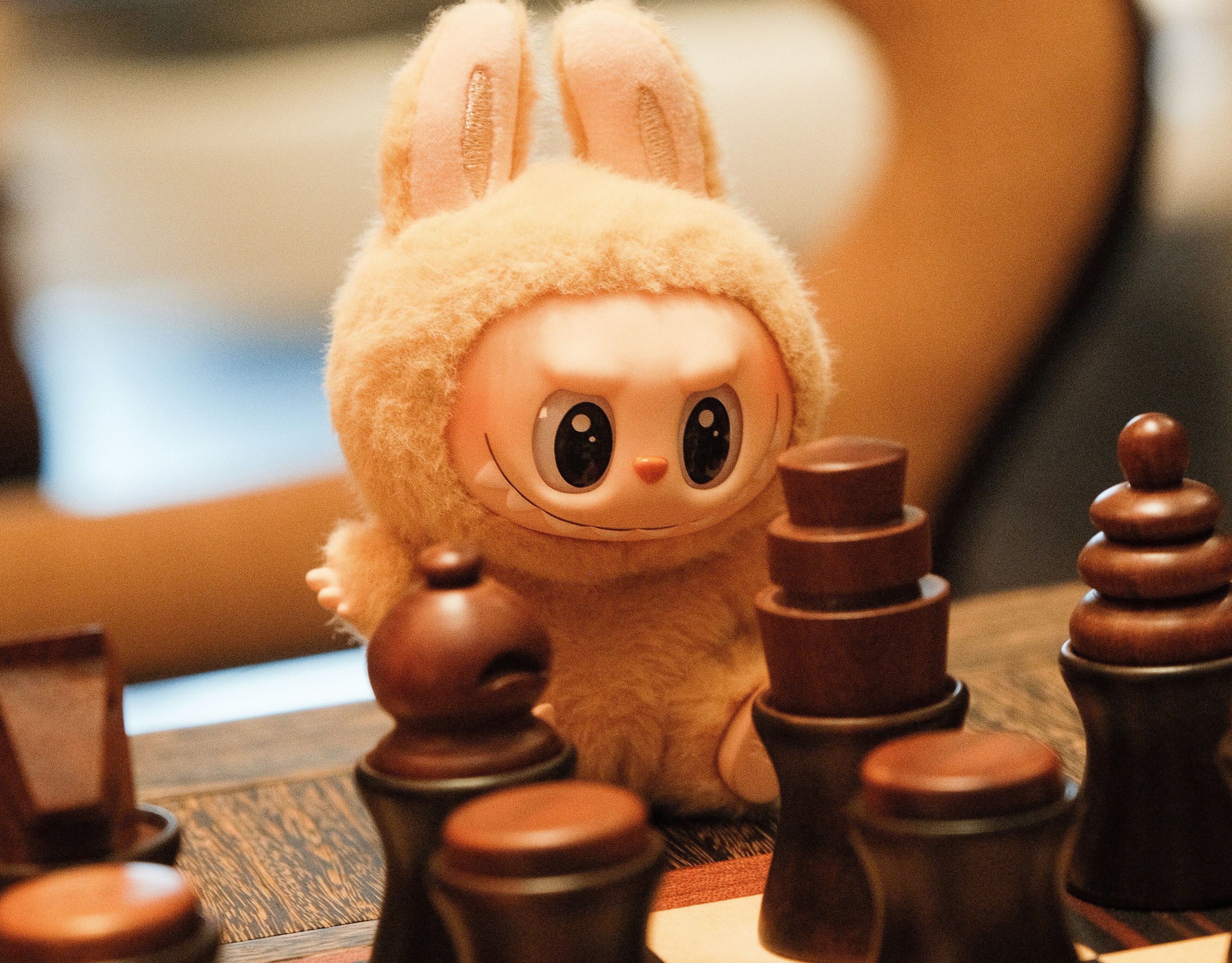 Boneco Labubu em jogo de xadrez