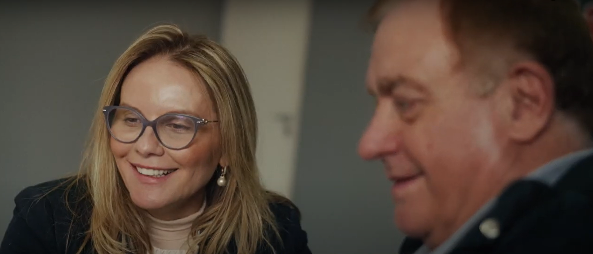 foto de dois multi franqueados stone, um home e uma mulher