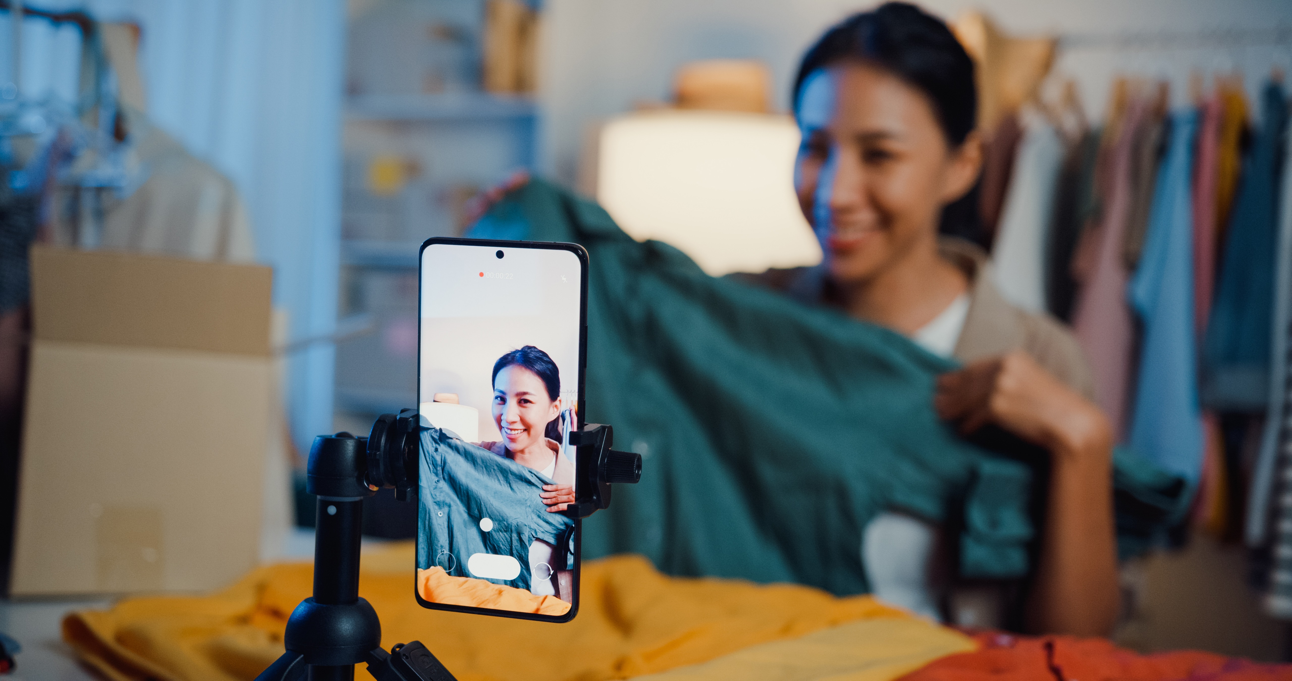 Mulher gravando vídeo no TikTok