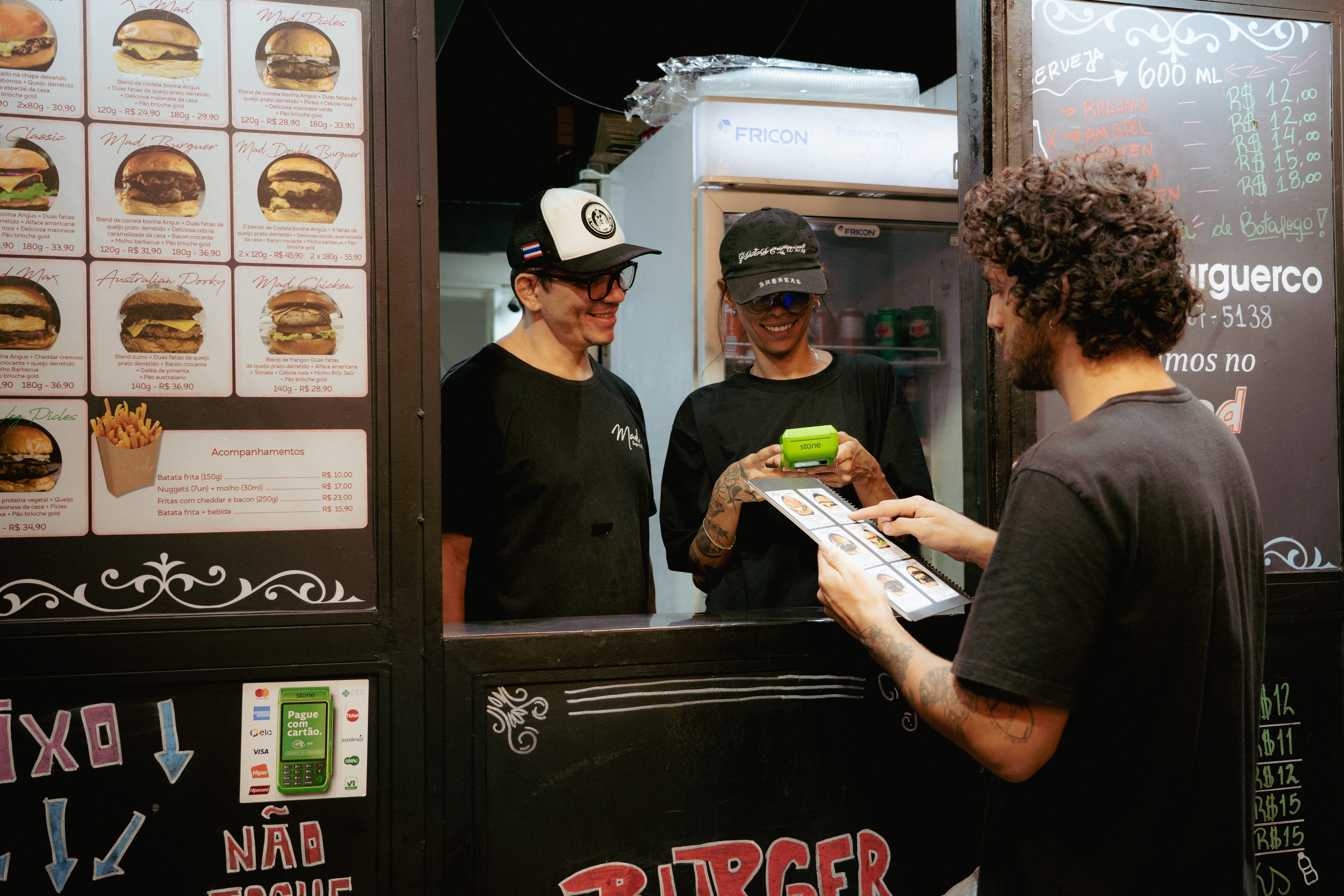 Cliente sendo atendido em food truck de hambúrguer