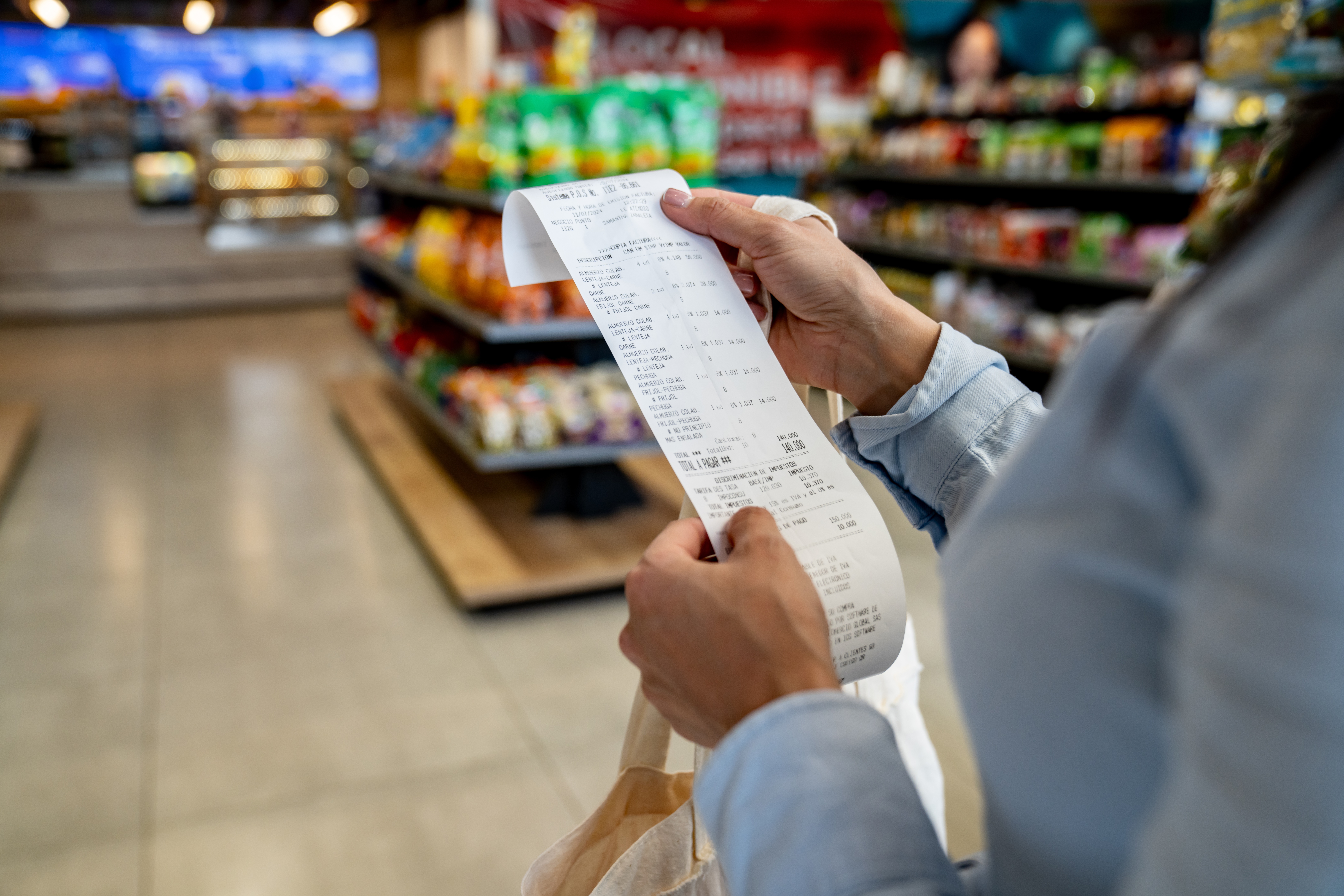 Mulher analisando nota fiscal de compra