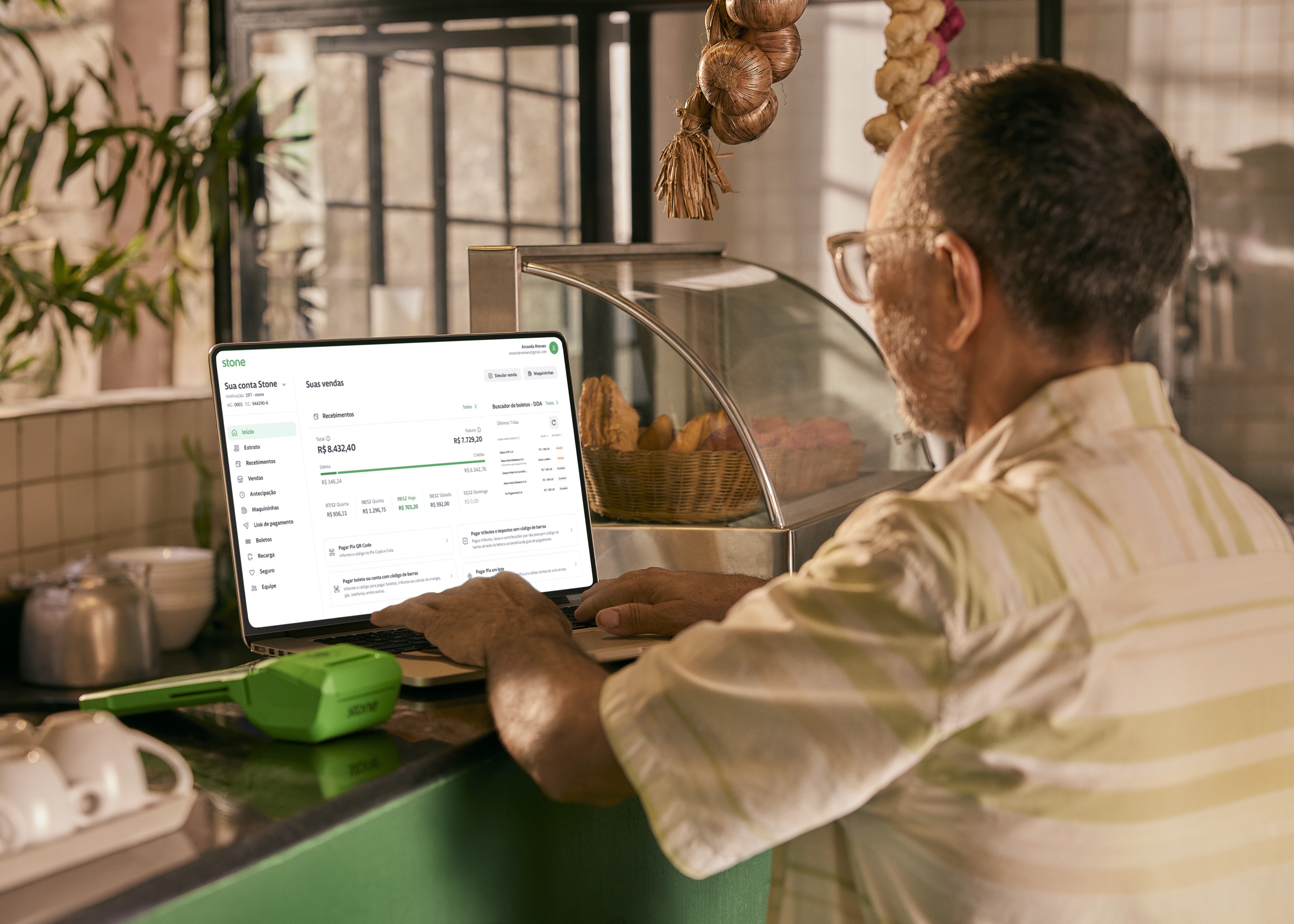 Empreendedor fazendo gestão do negócio no Portal Stone Web