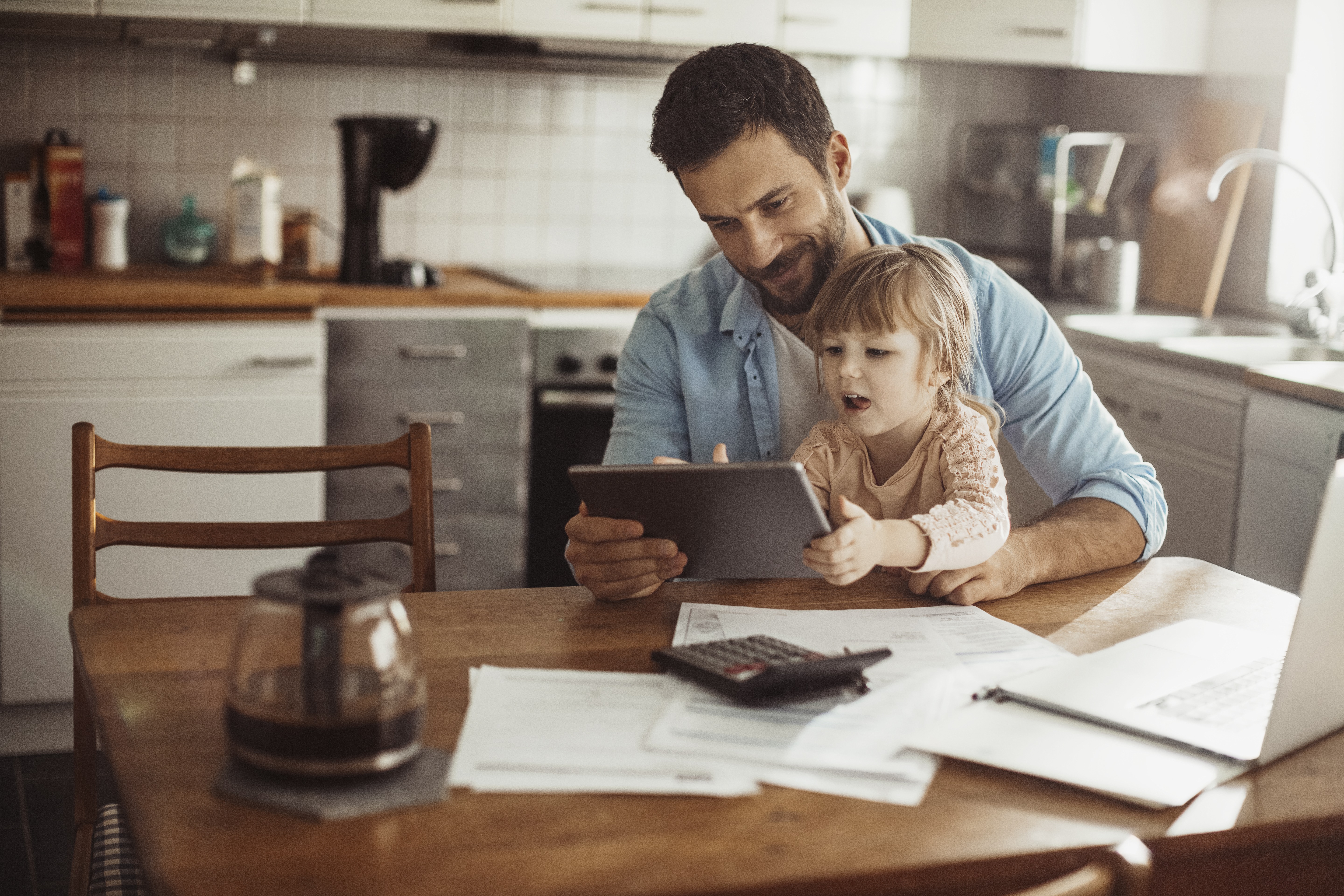 Pai e filha criança mexendo em tablet