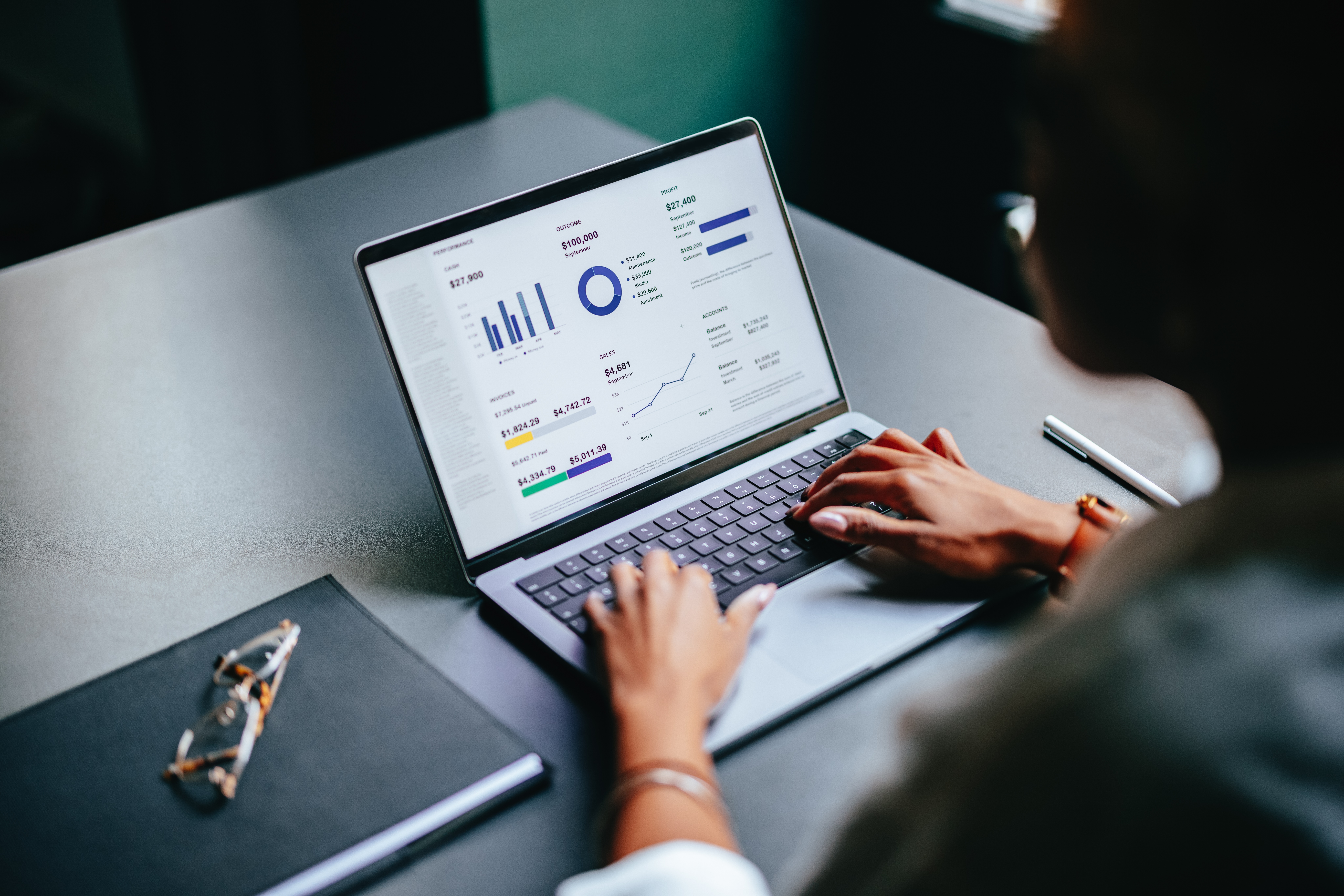 Pessoa fazendo curso de tráfego pago no computador