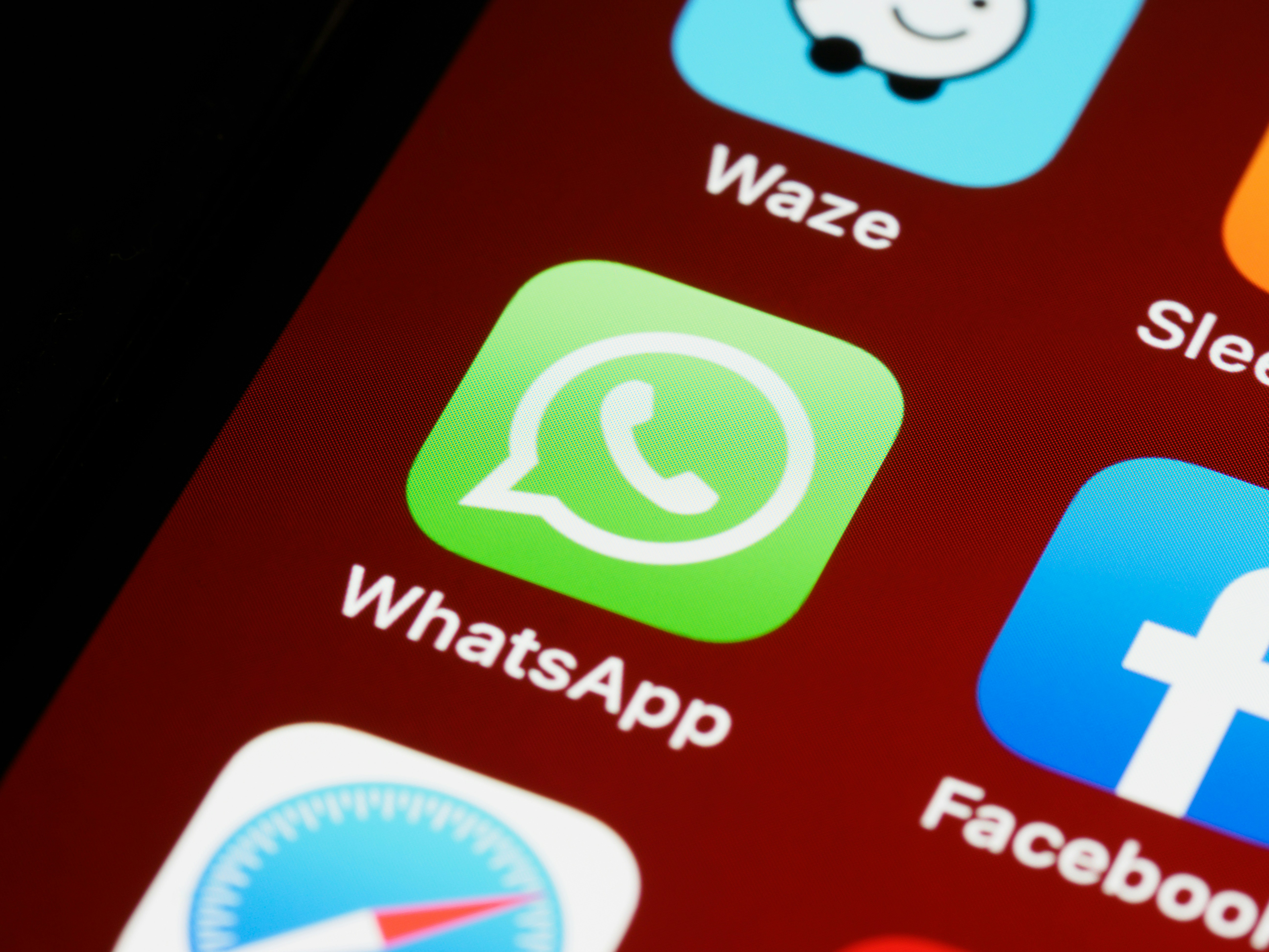 App do WhatsApp em tela de celular