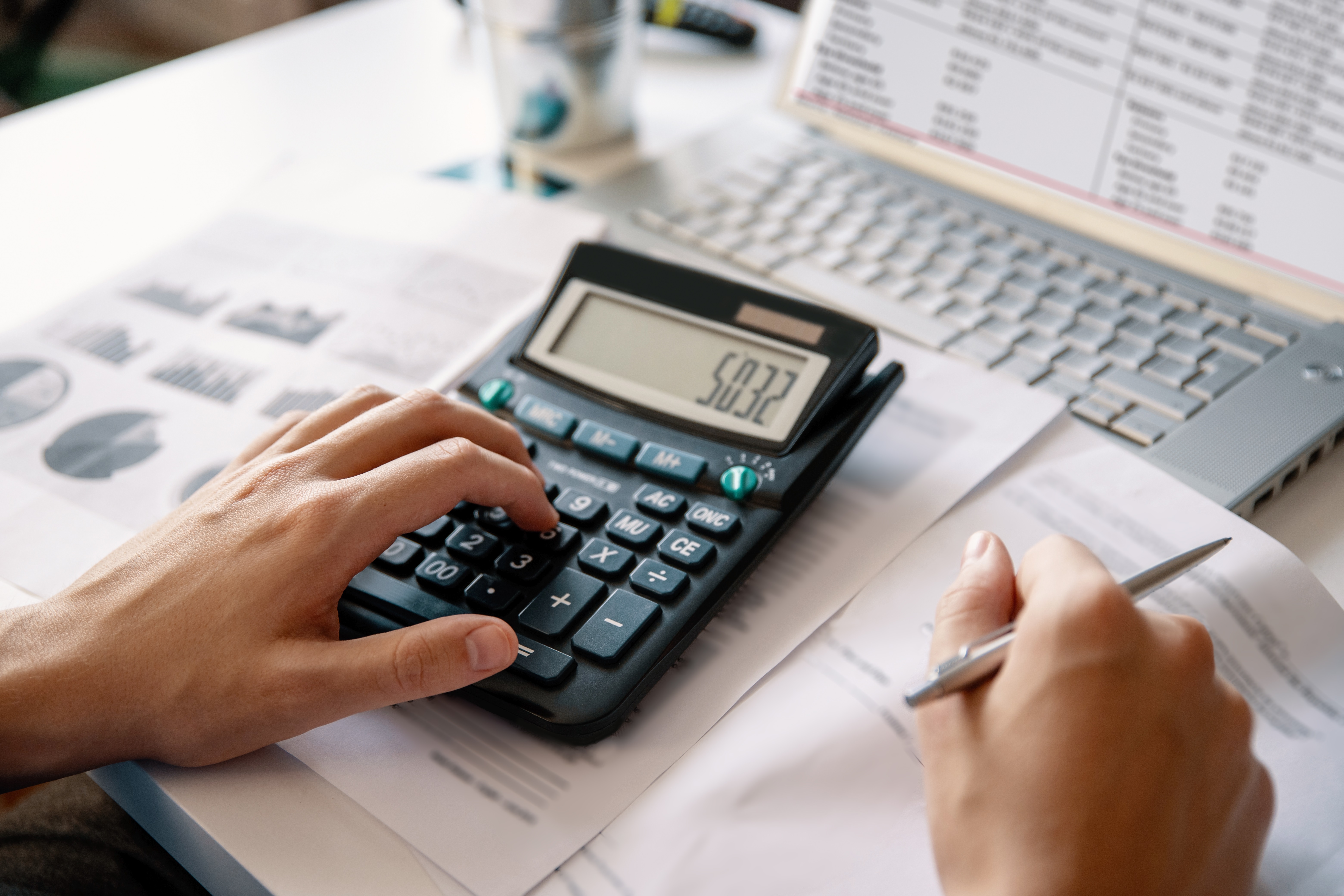 Homem calculando lucratividade e rentabilidade