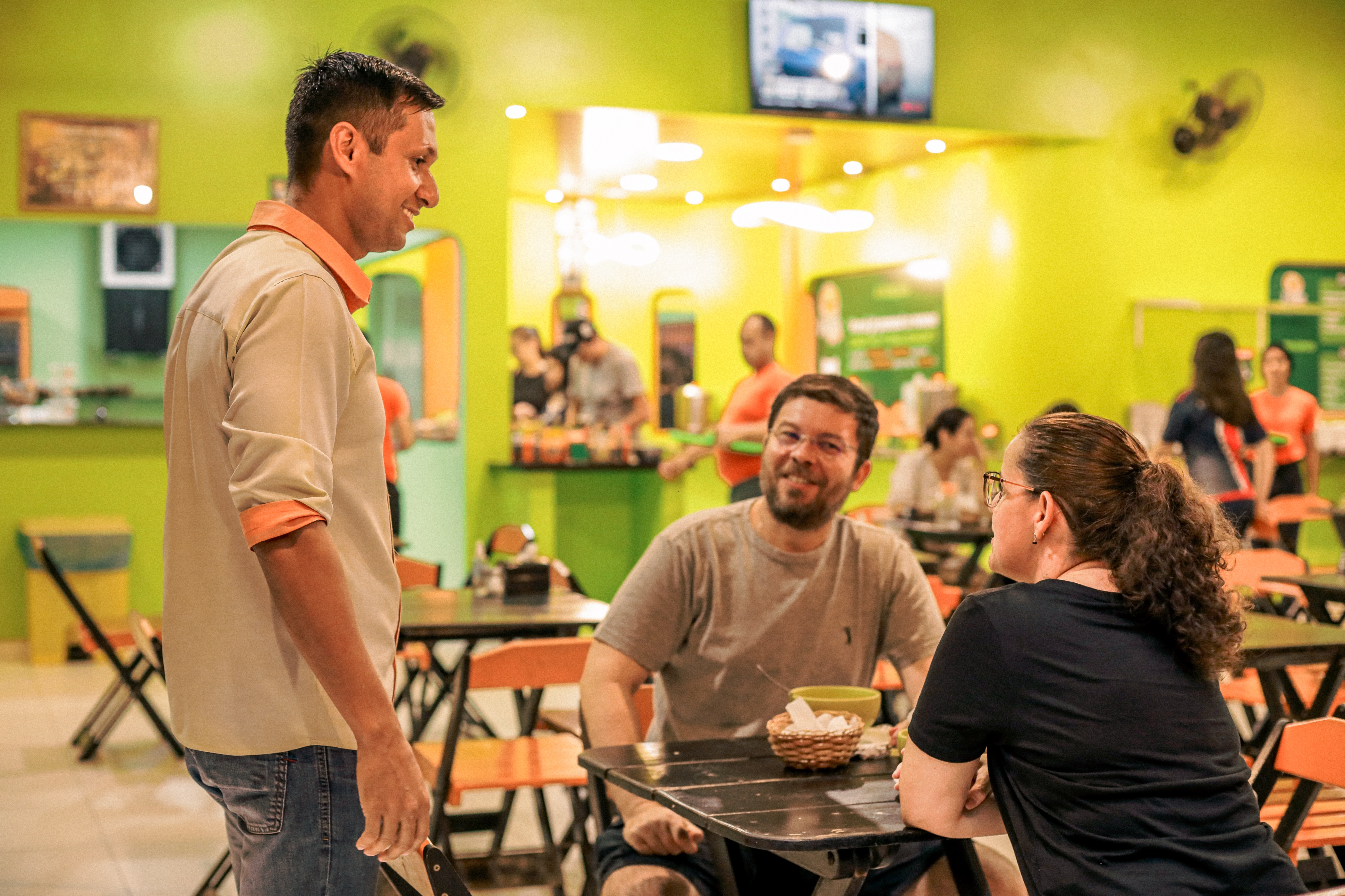 Empreendedor fazendo marketing de relacionamento em restaurante