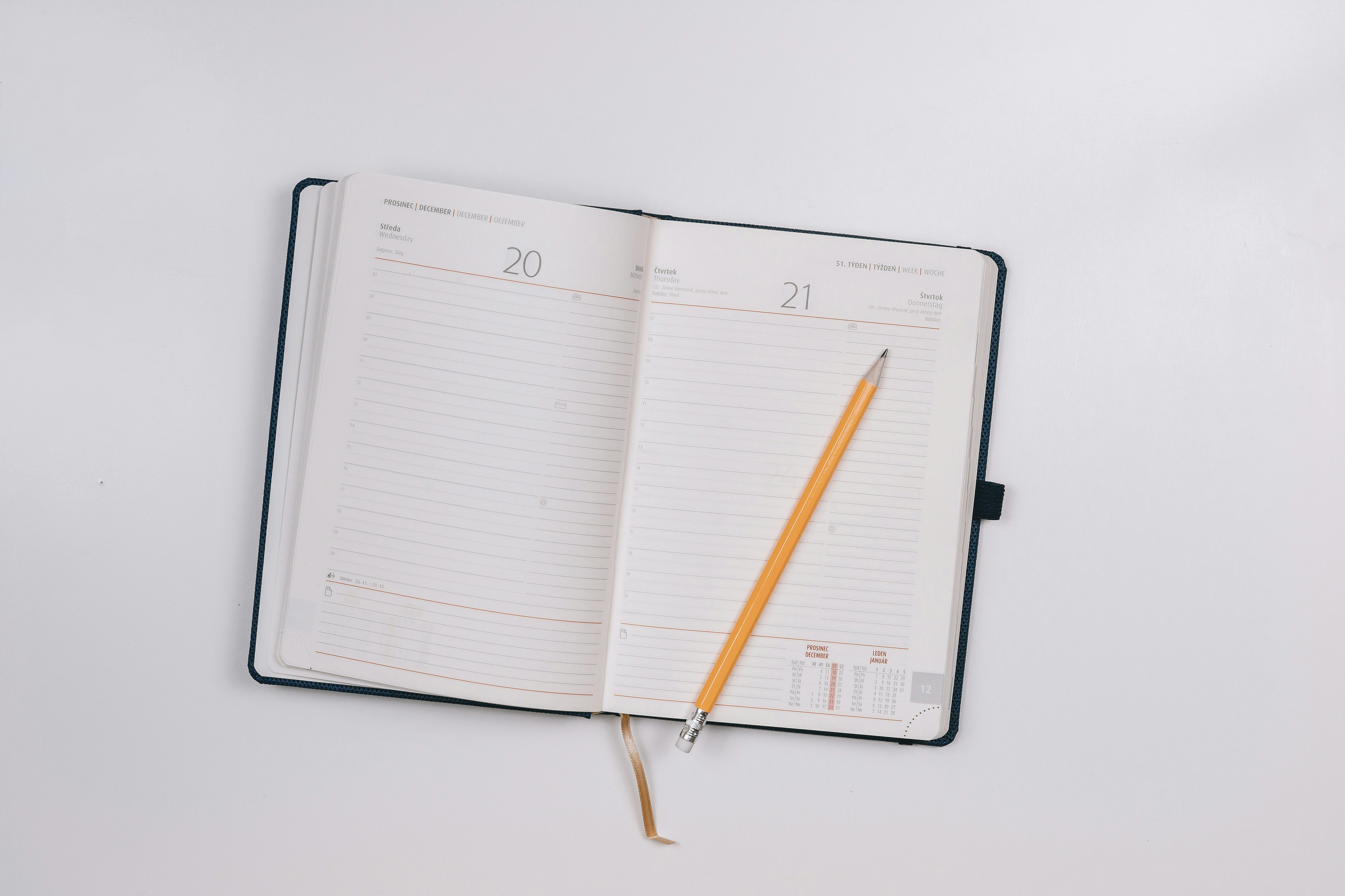 Agenda com lápis em cima