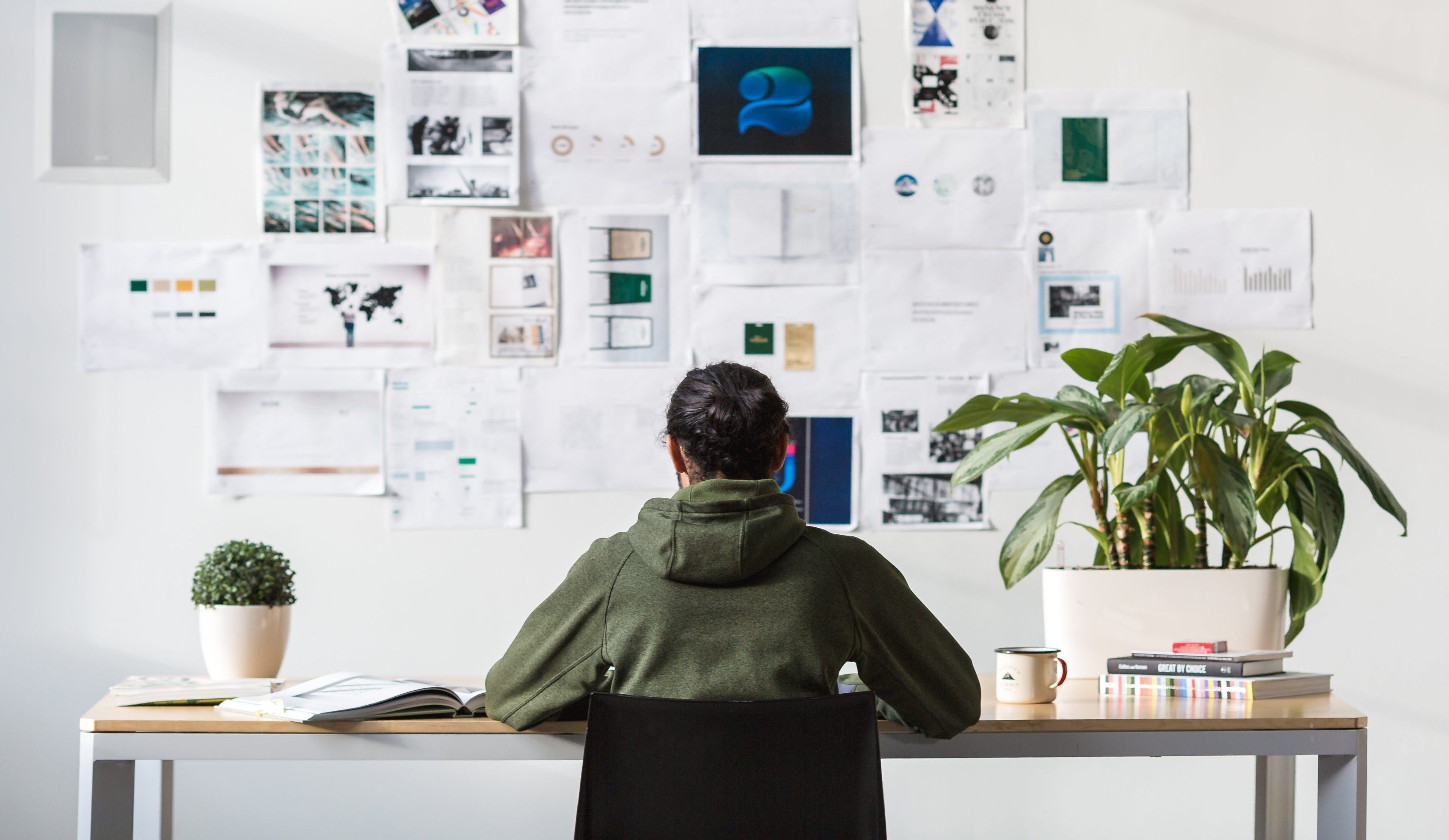 Homem usando o Canva no notebook