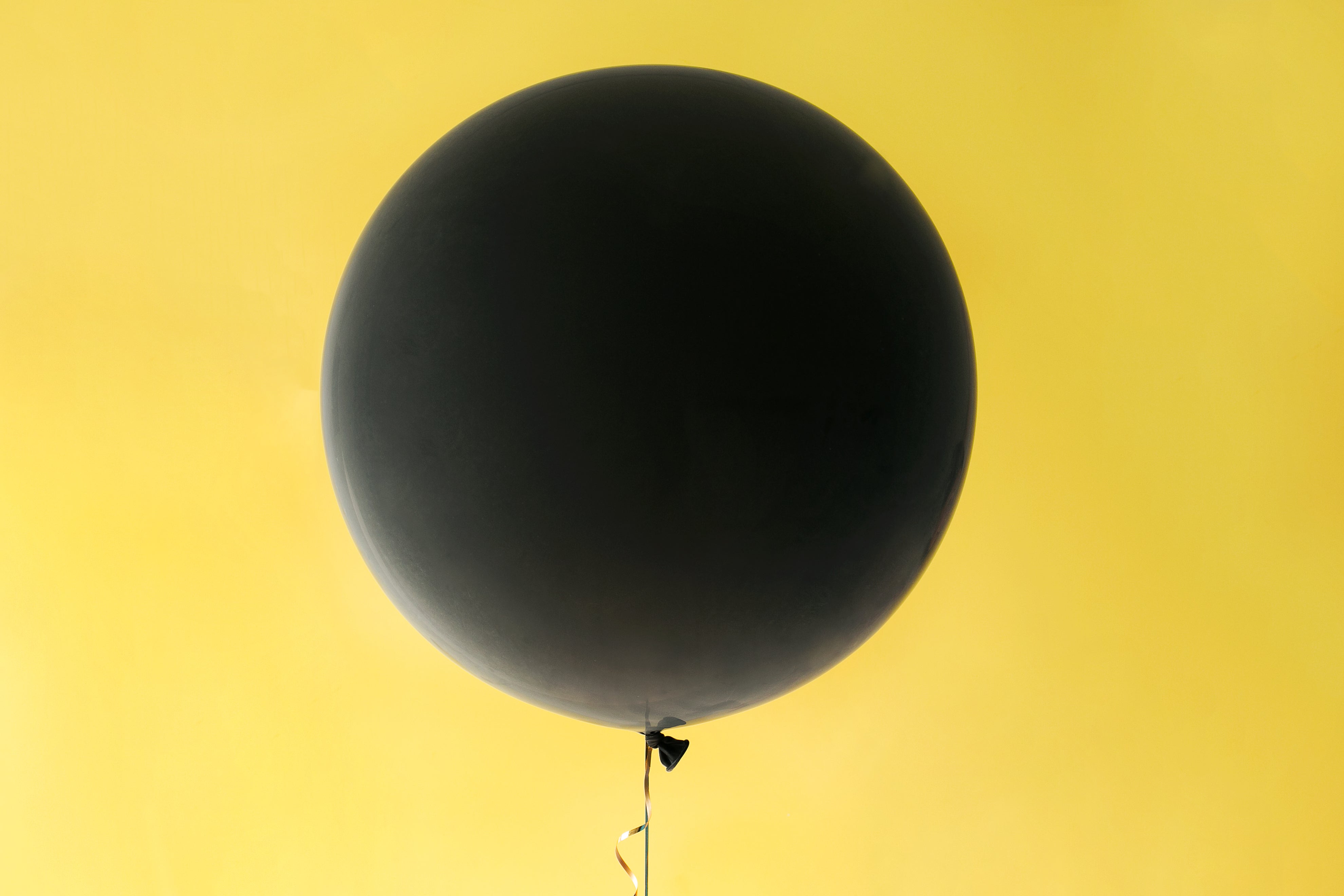 Balão preto em fundo amarelo para decoração de Black Friday