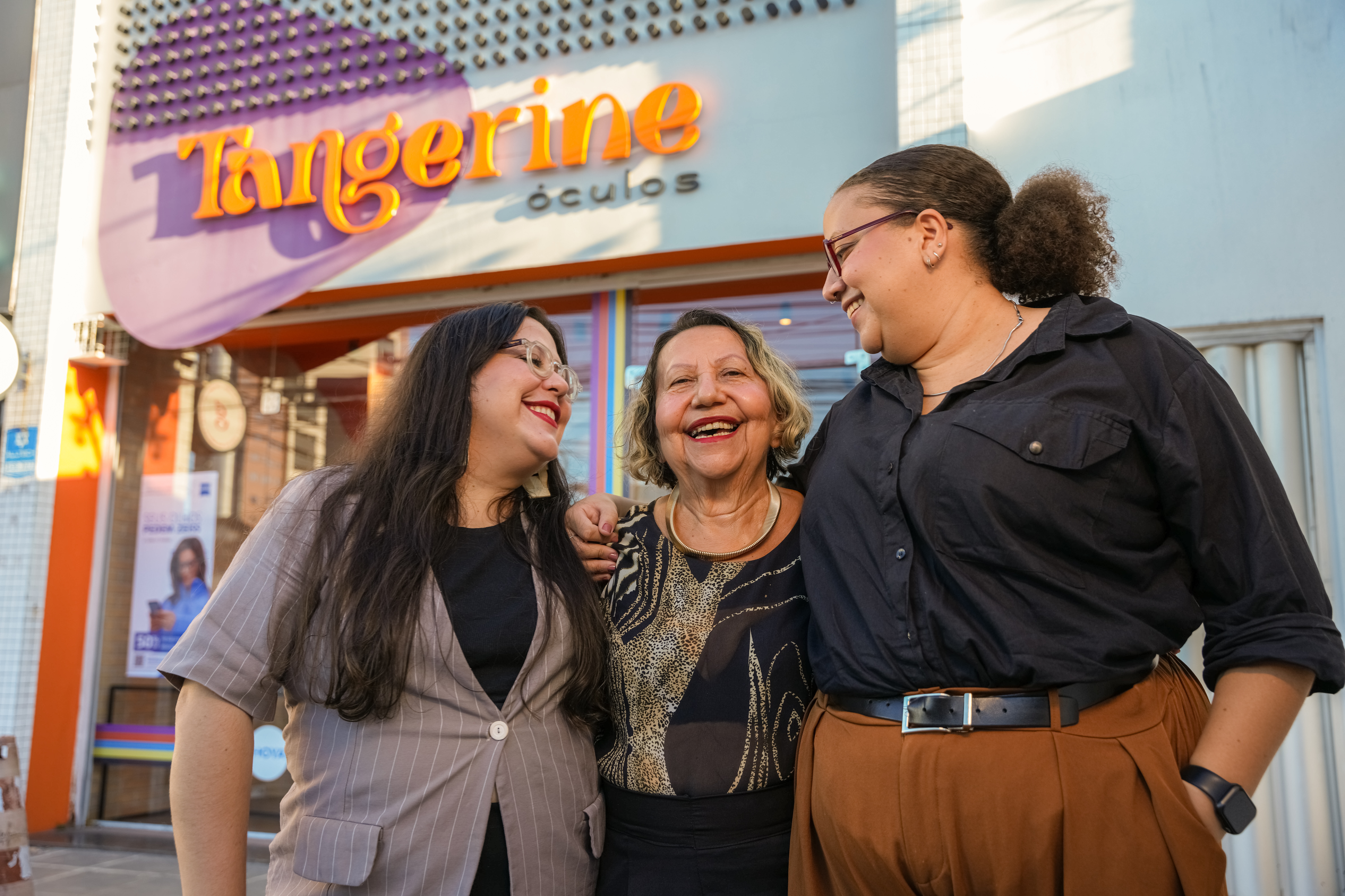 Três mulheres empreendedoras na frente do seu negócio