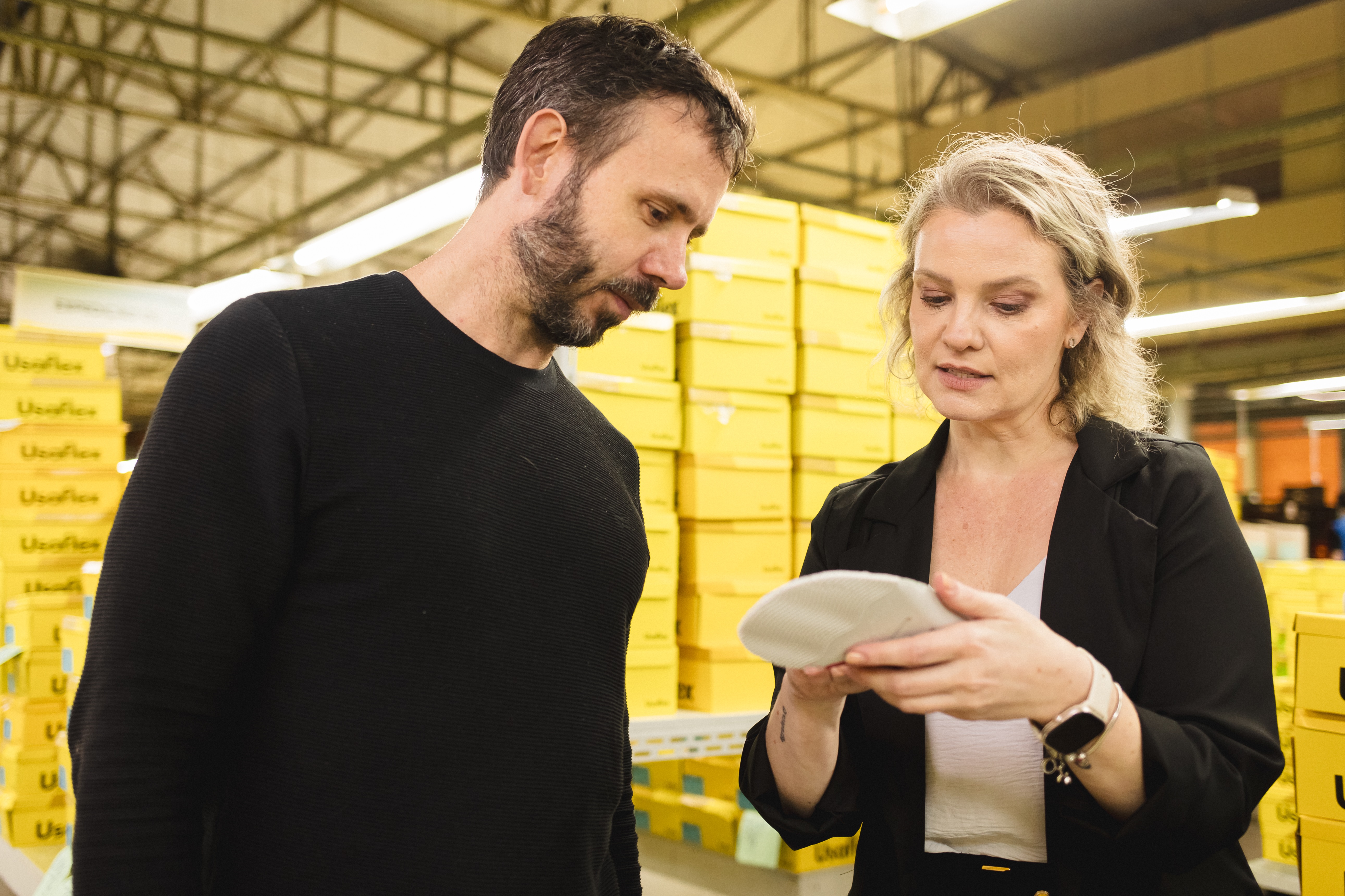 Gestores analisando o estoque de segurança do negócio