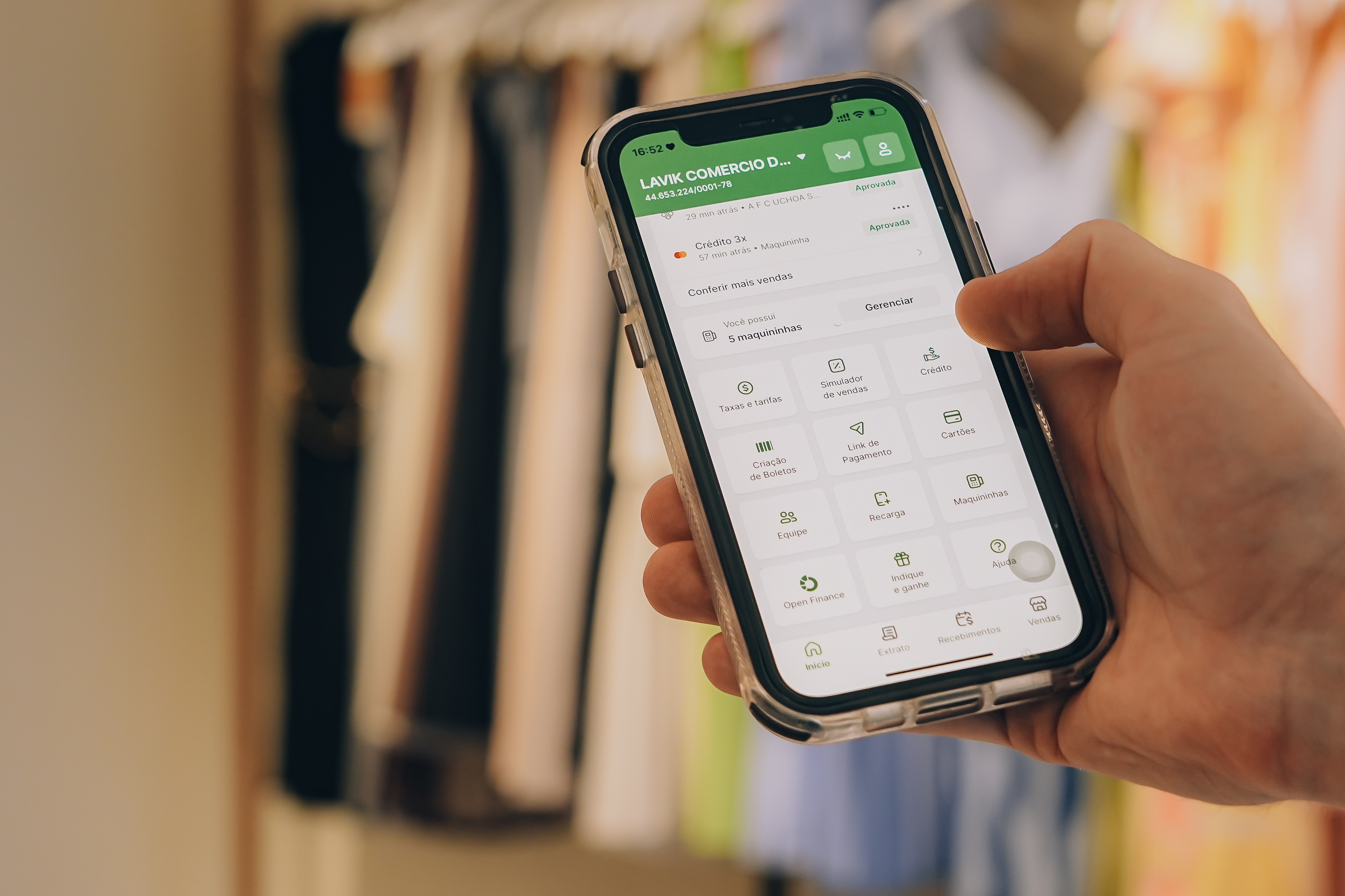 Pessoa mexendo no app Stone para criar link de pagamento