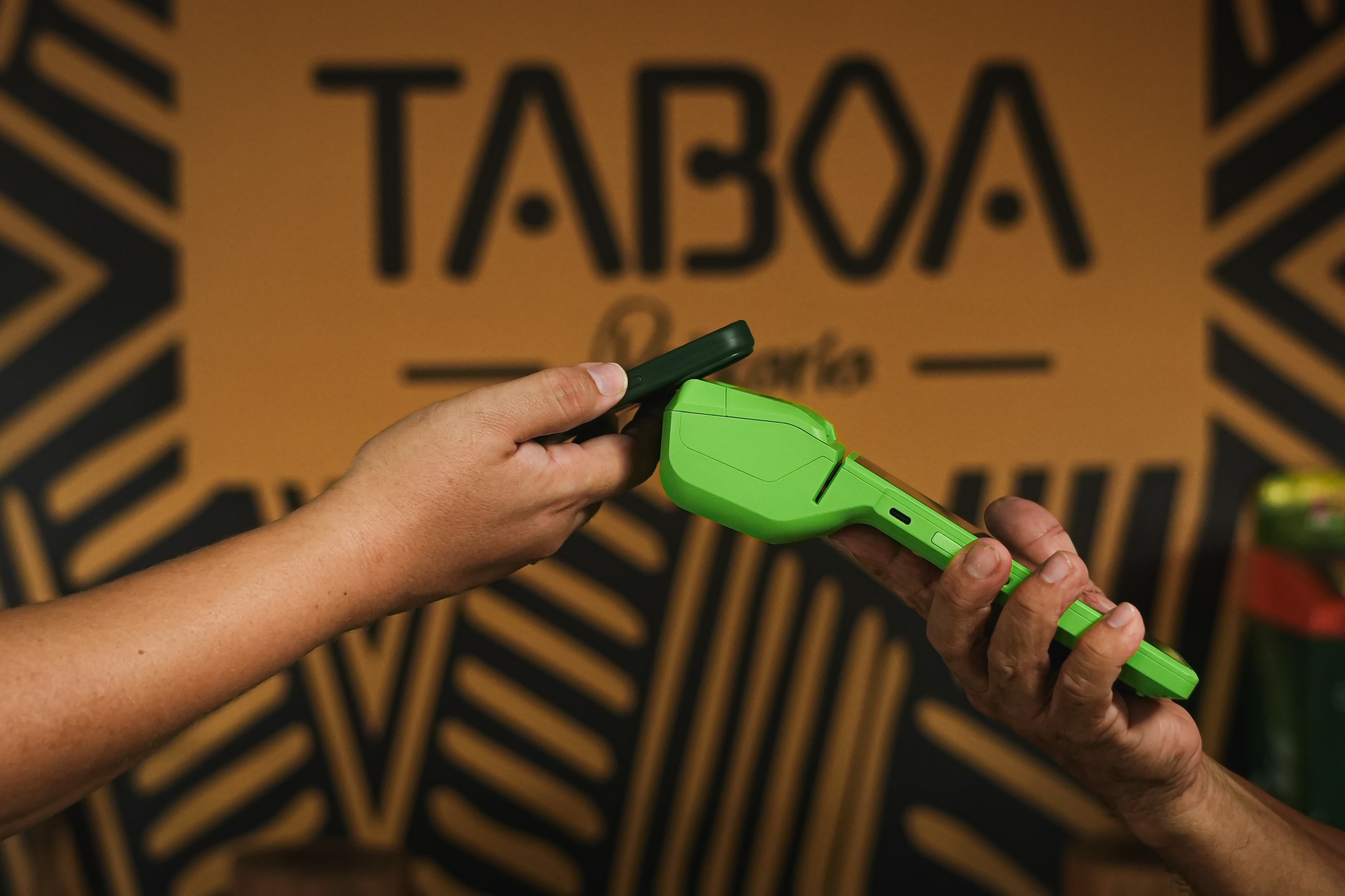 Cliente fazendo pagamento contactless na maquininha