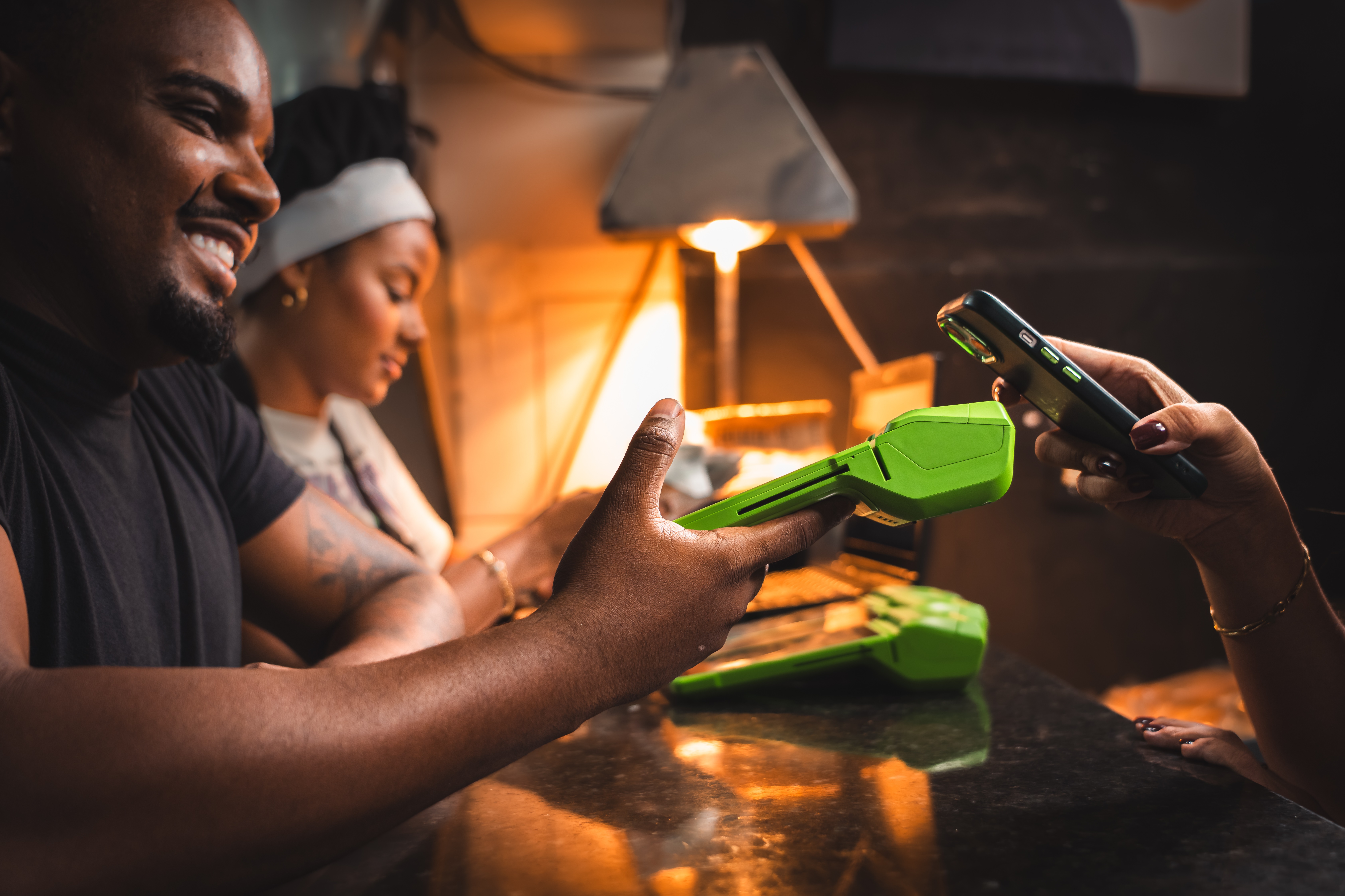 Cliente fazendo pagamento sem contato por NFC em maquininha
