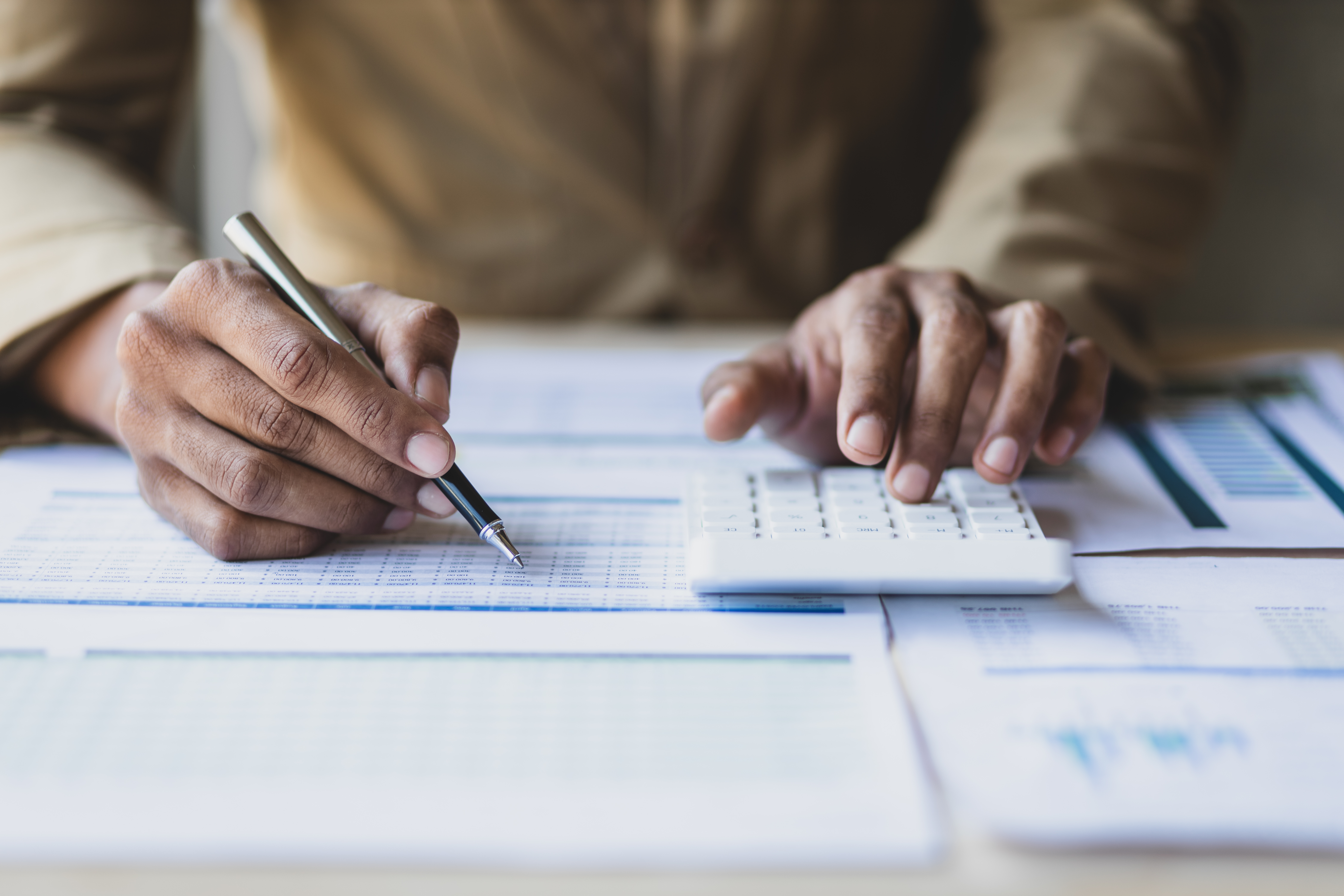 Homem fazendo a contagem do quinto dia útil de novembro