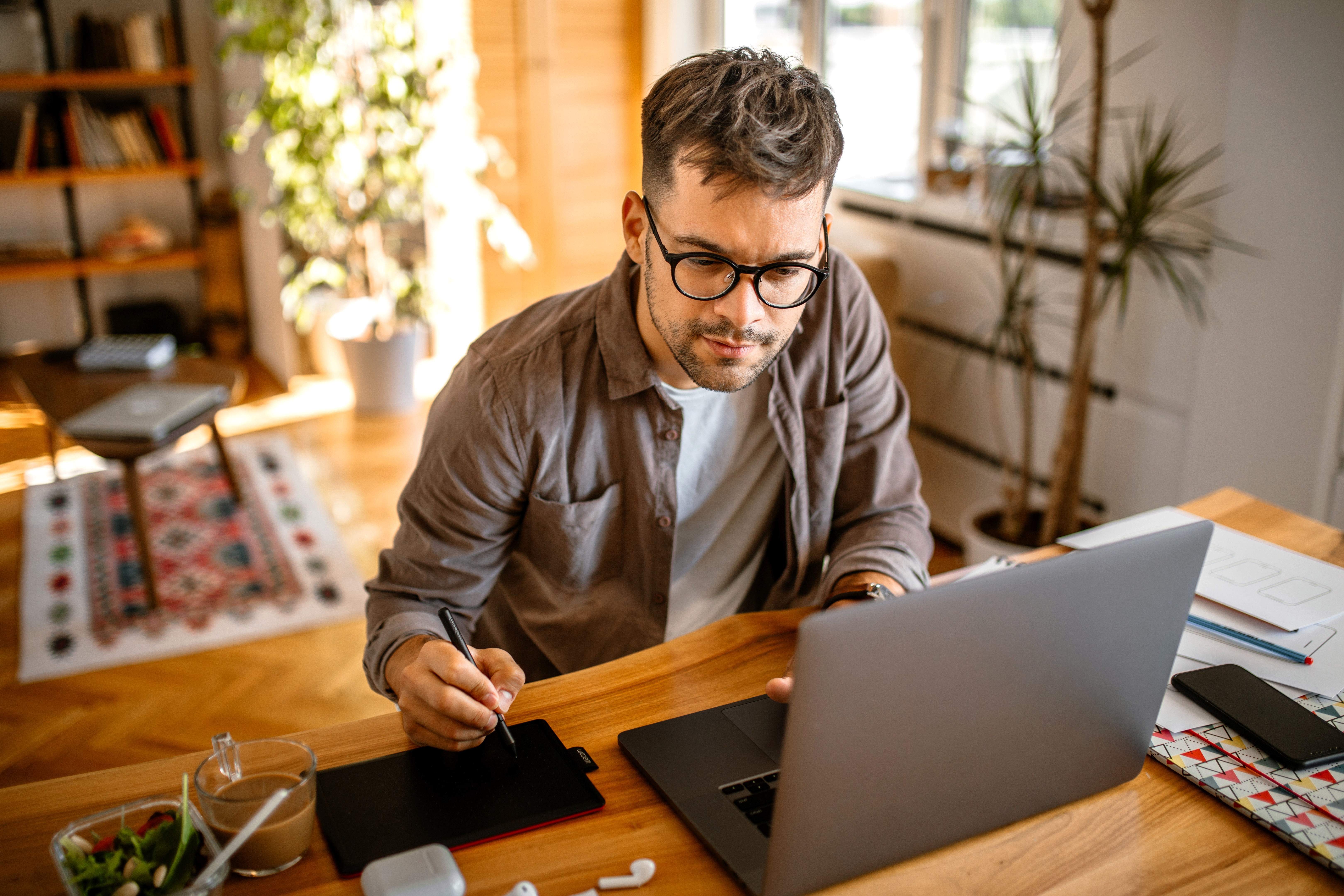 Empreendedor pesquisando online sobre tipos de CNPJ