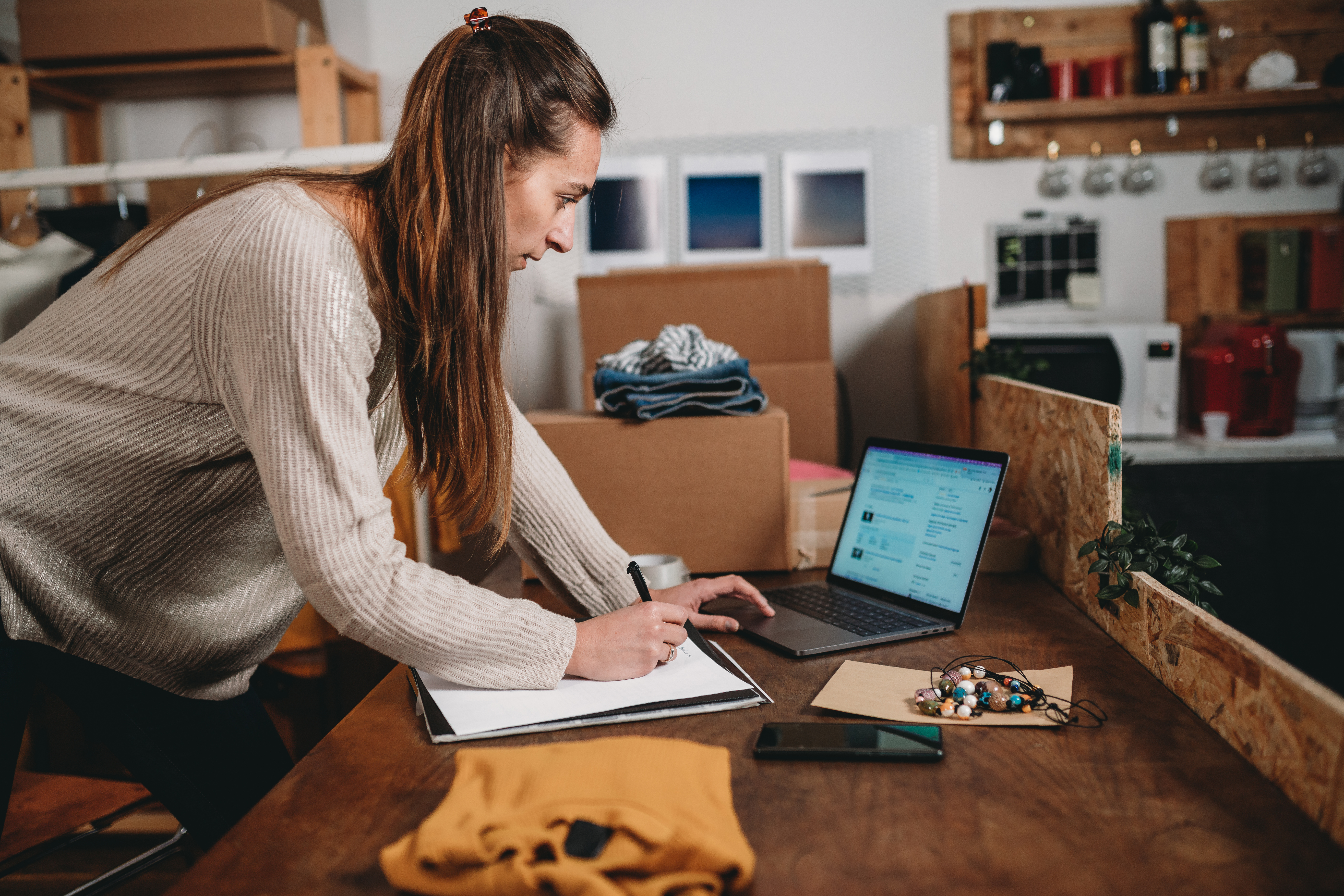 mulher jovem digitando notebook