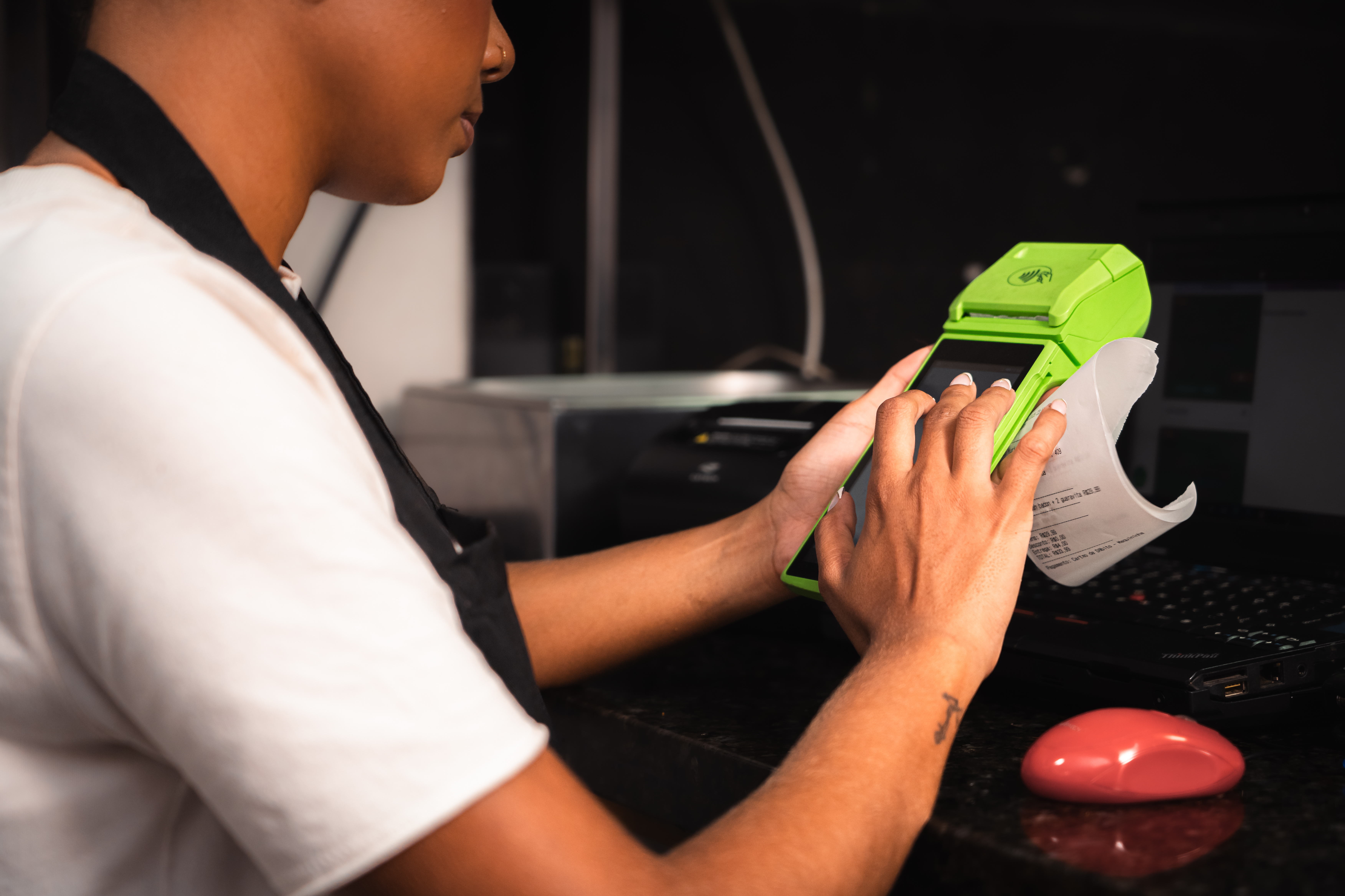 Empreendedor mexendo na Maquininha Stone