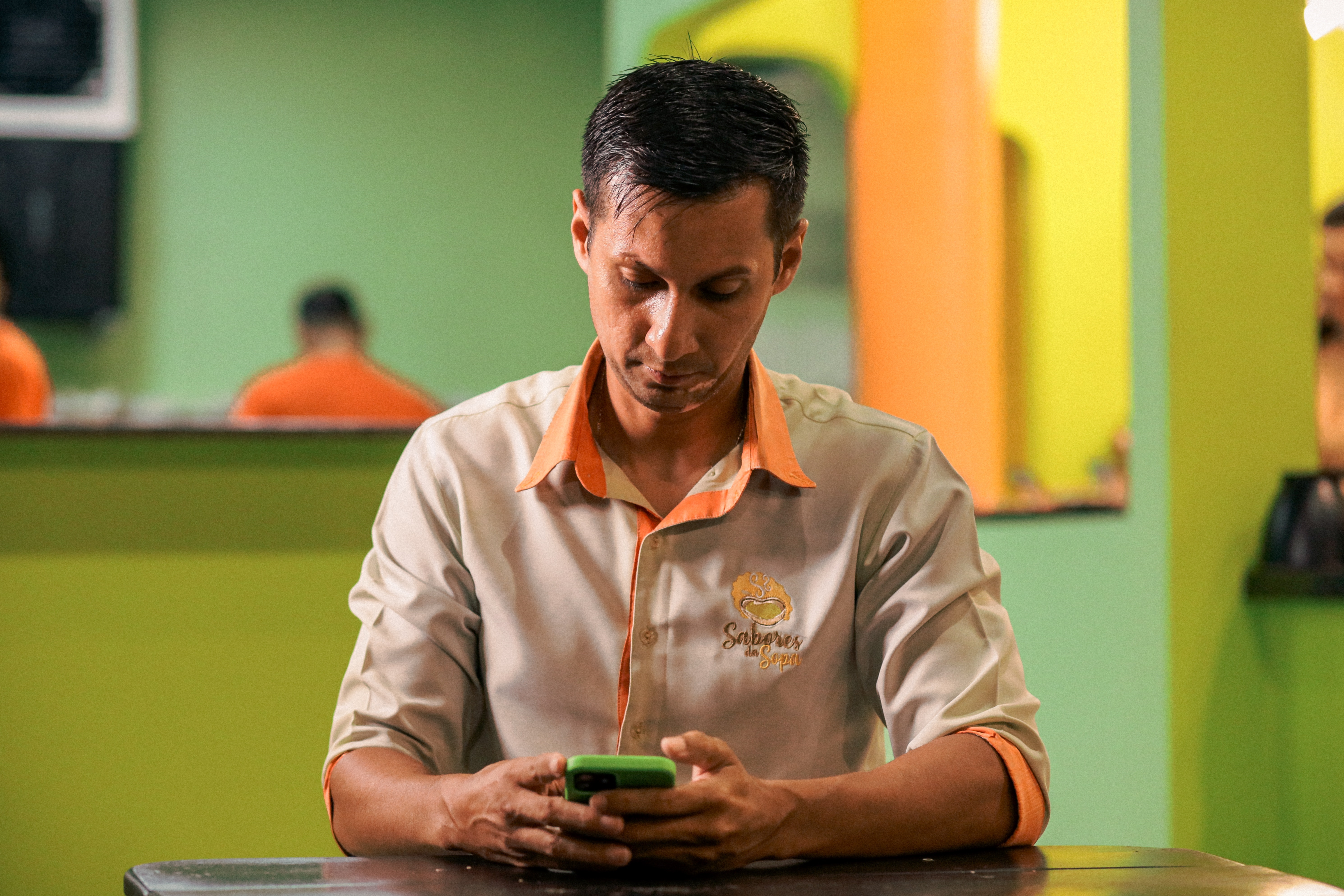 Empreendedor mexendo na sua conta empresarial no celular