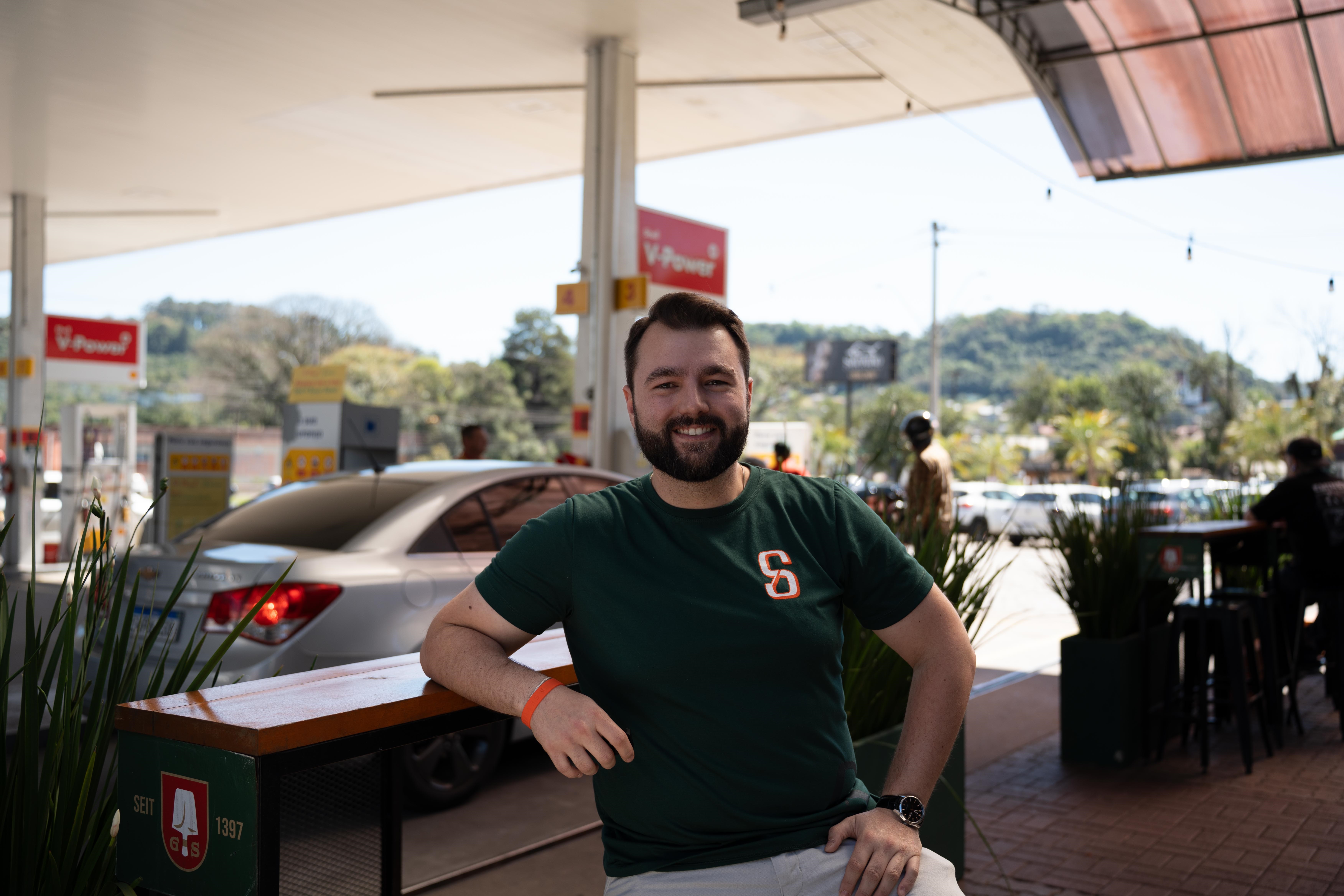 CEO da Estação Sapatão na pista do posto