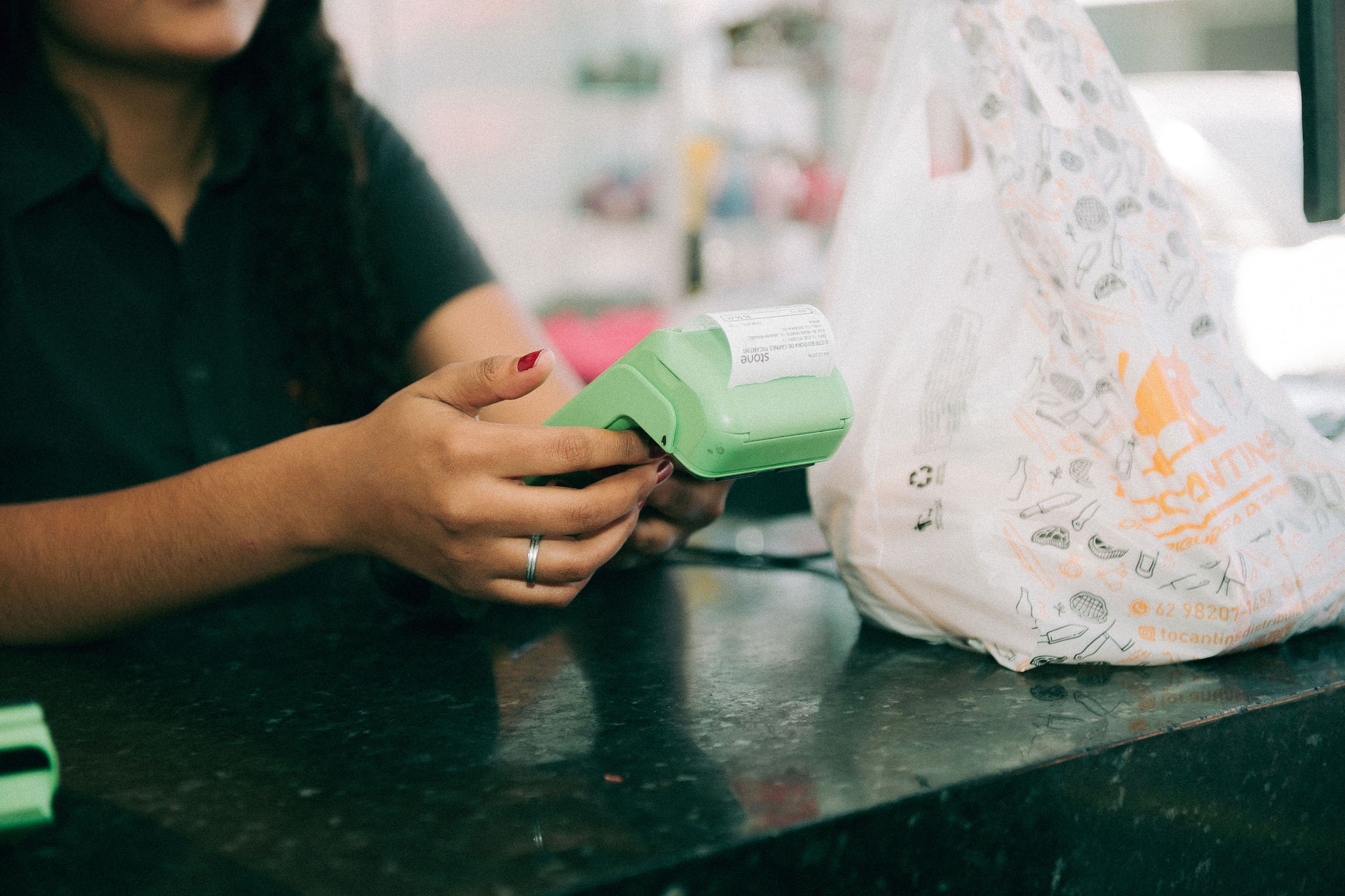 Mulher vendendo na Maquininha Stone