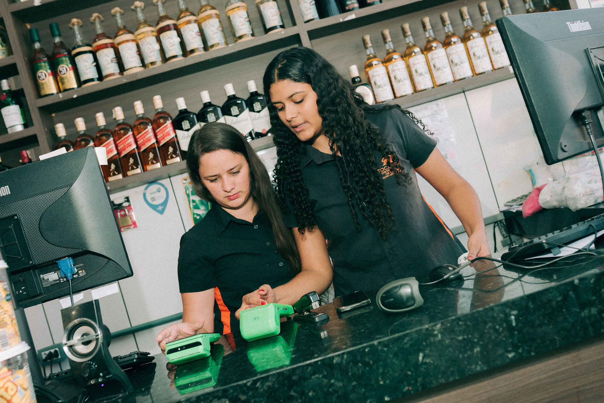 Empreendedoras trabalhando em balcão de loja