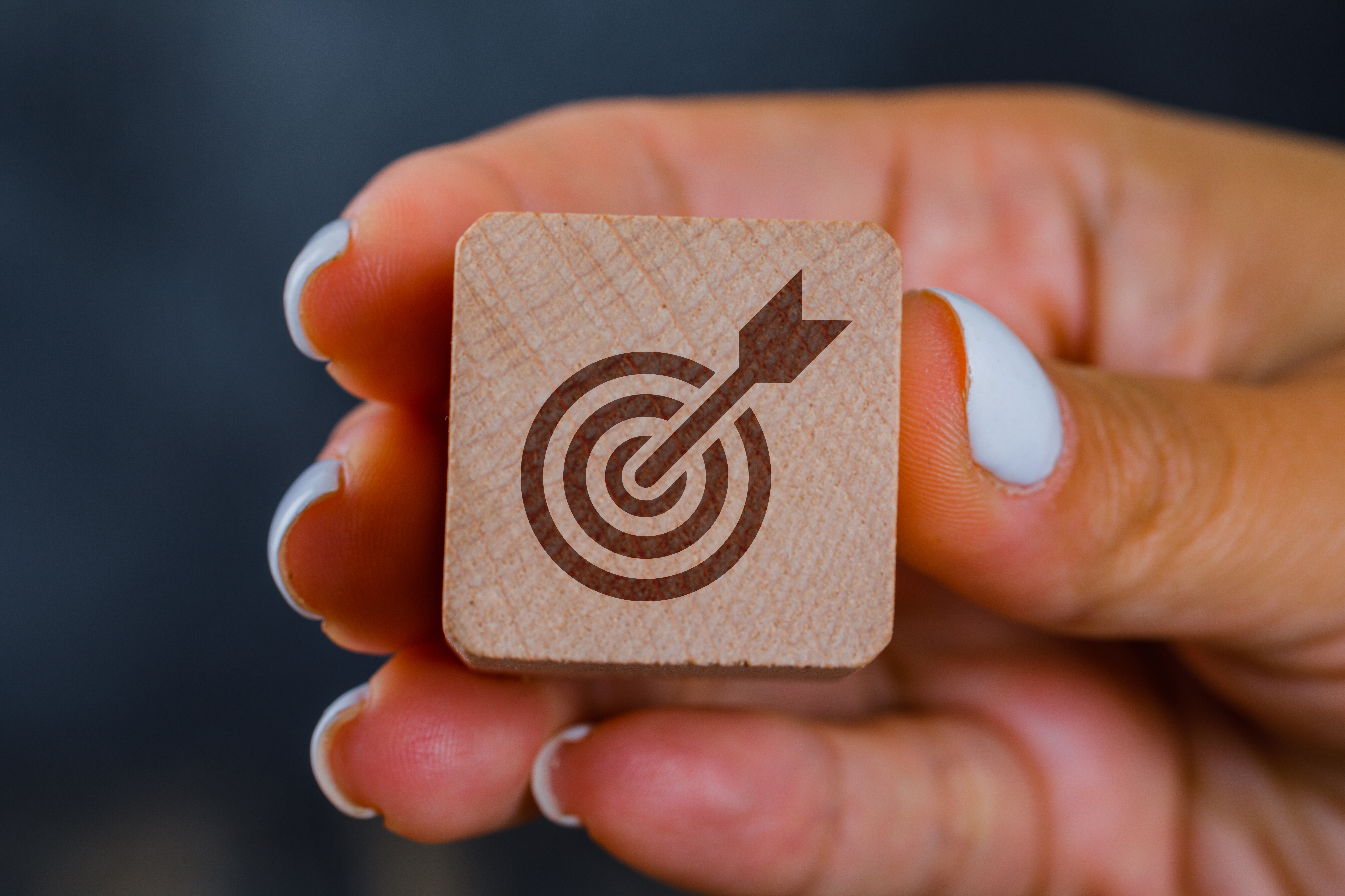 Conceito de estratégia de negócios em vista lateral de fundo escuro. Cubo de madeira feito à mão