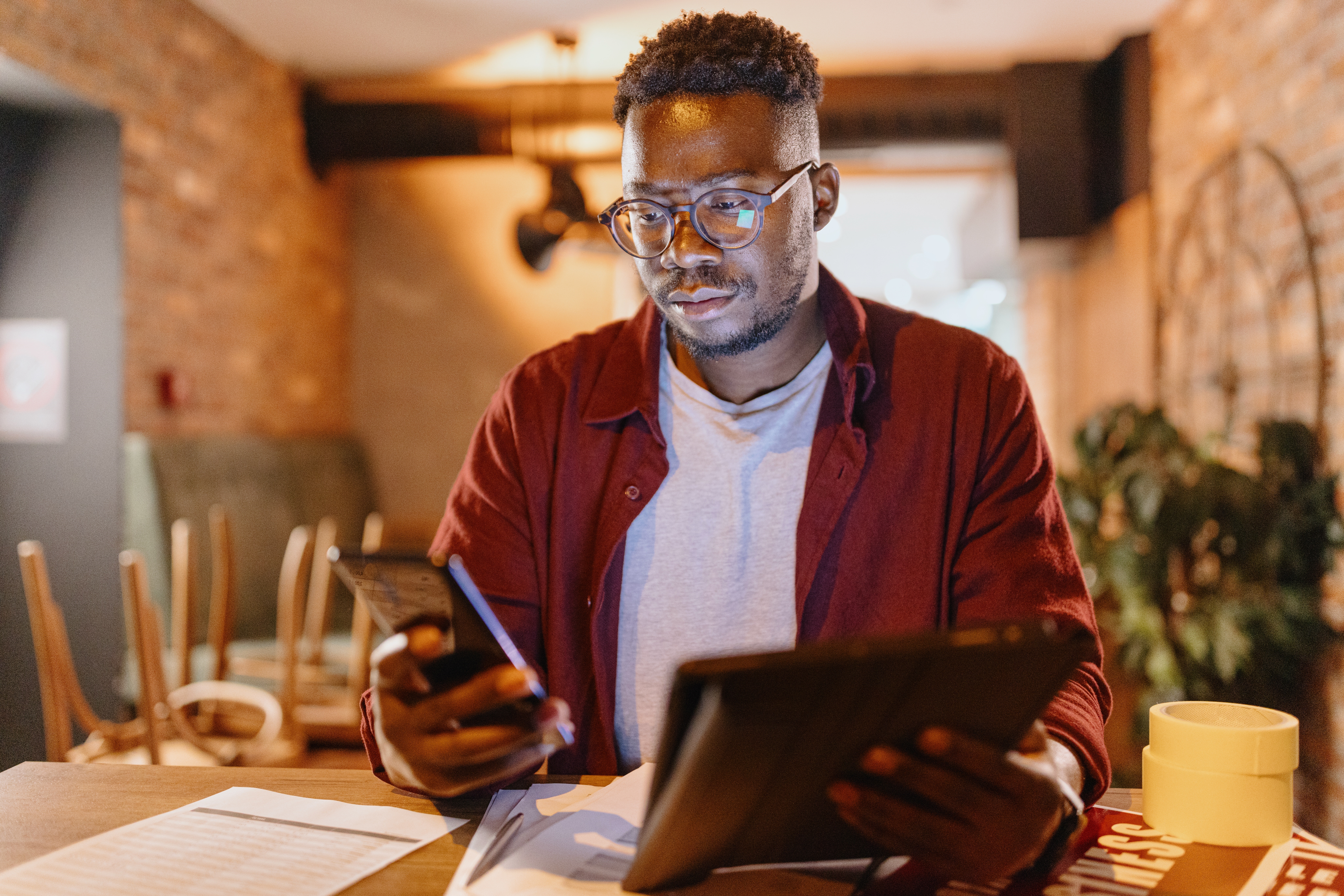 Empreendedor trabalhando no computador e no tablet