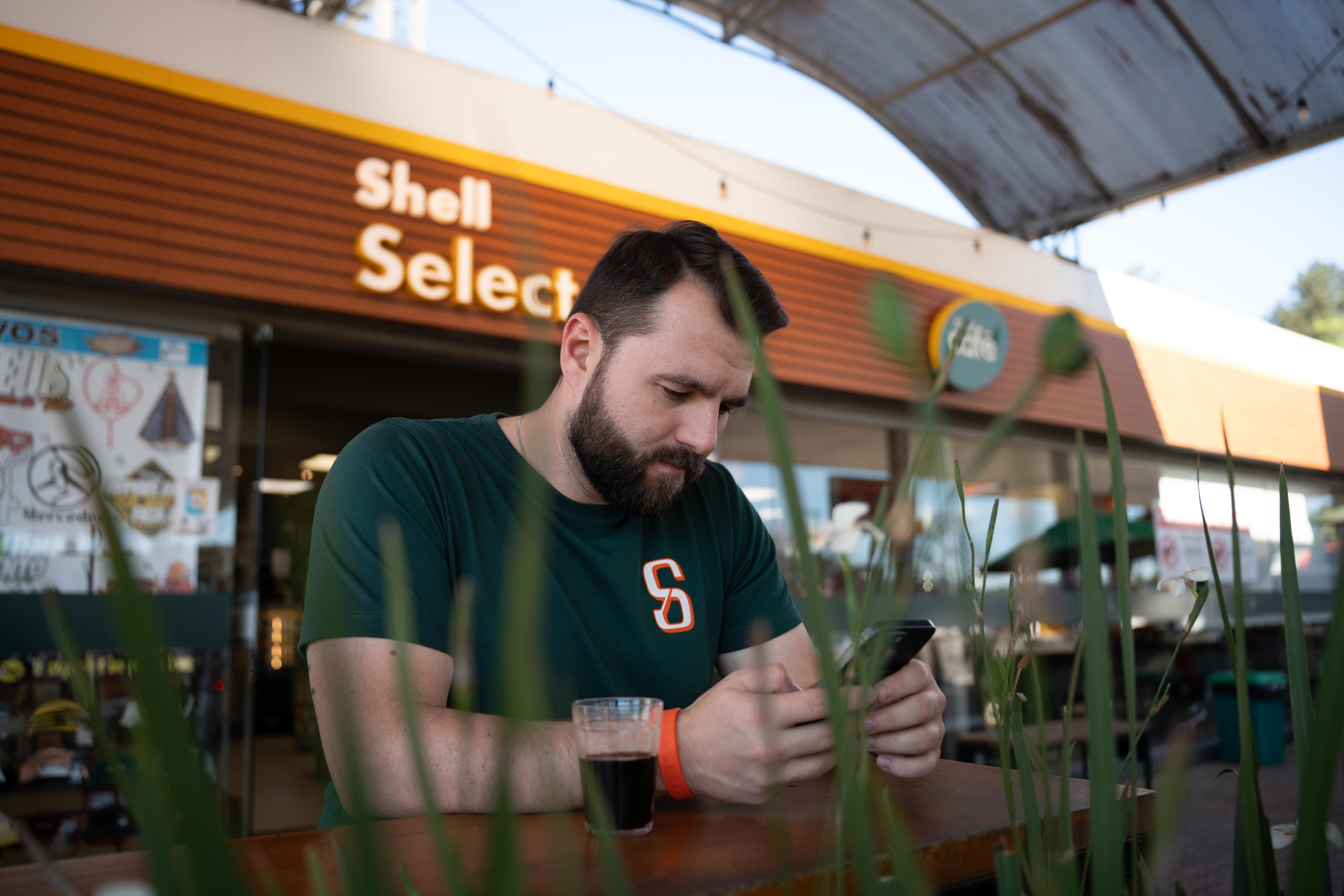 Empreendedor trabalhando no celular