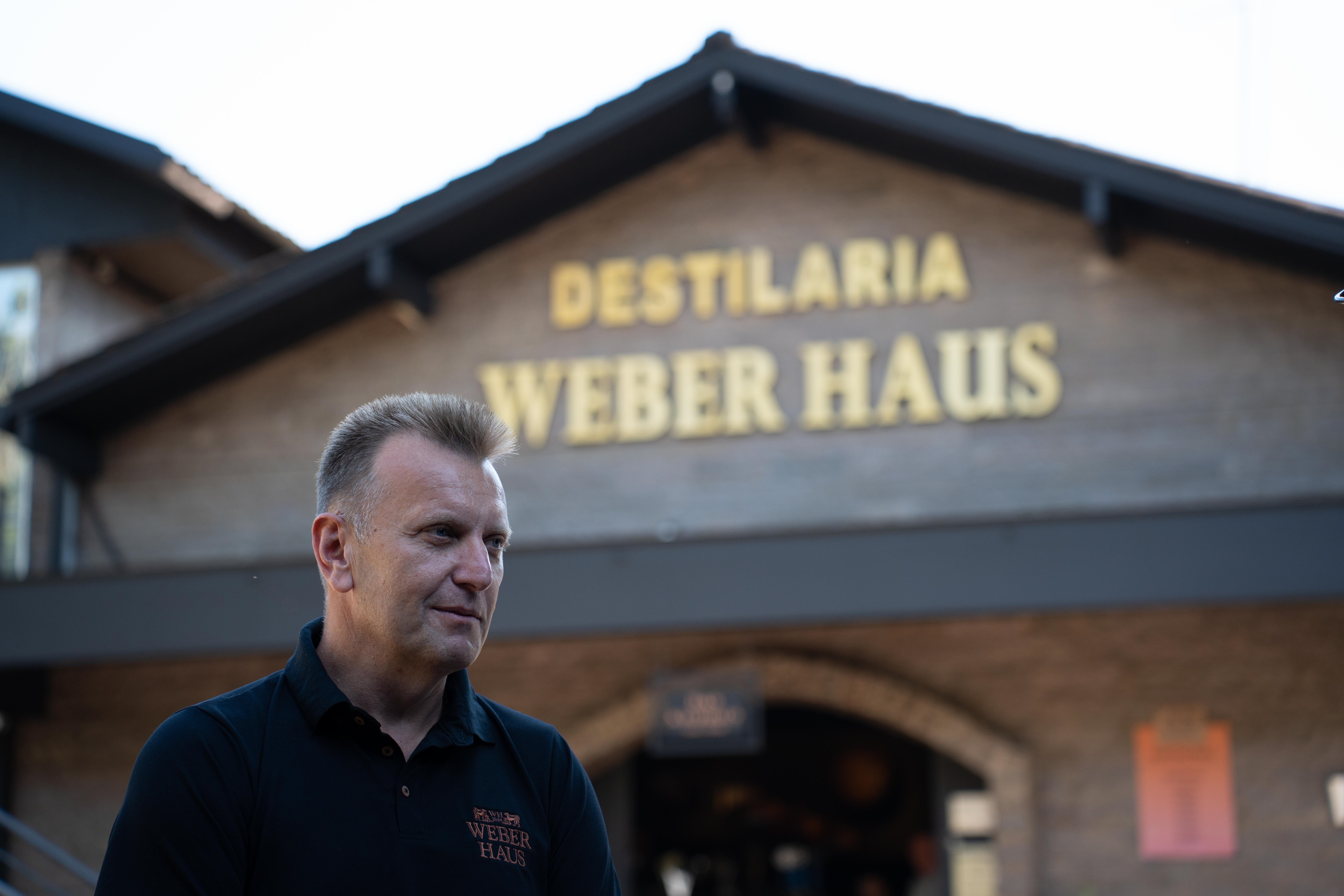 CEO da Weber Haus na frente da destilaria
