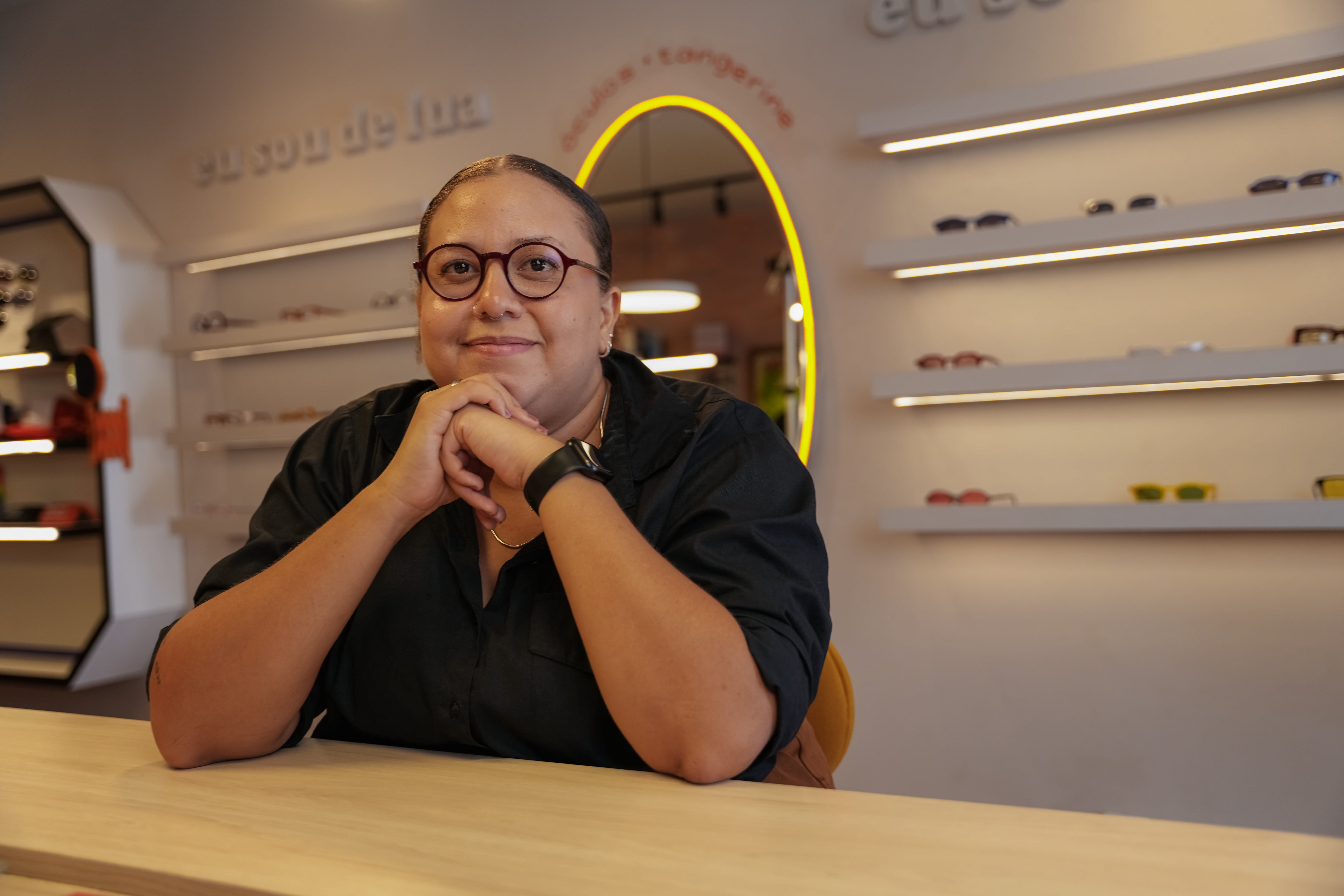 Empreendedora no balcão da sua ótica