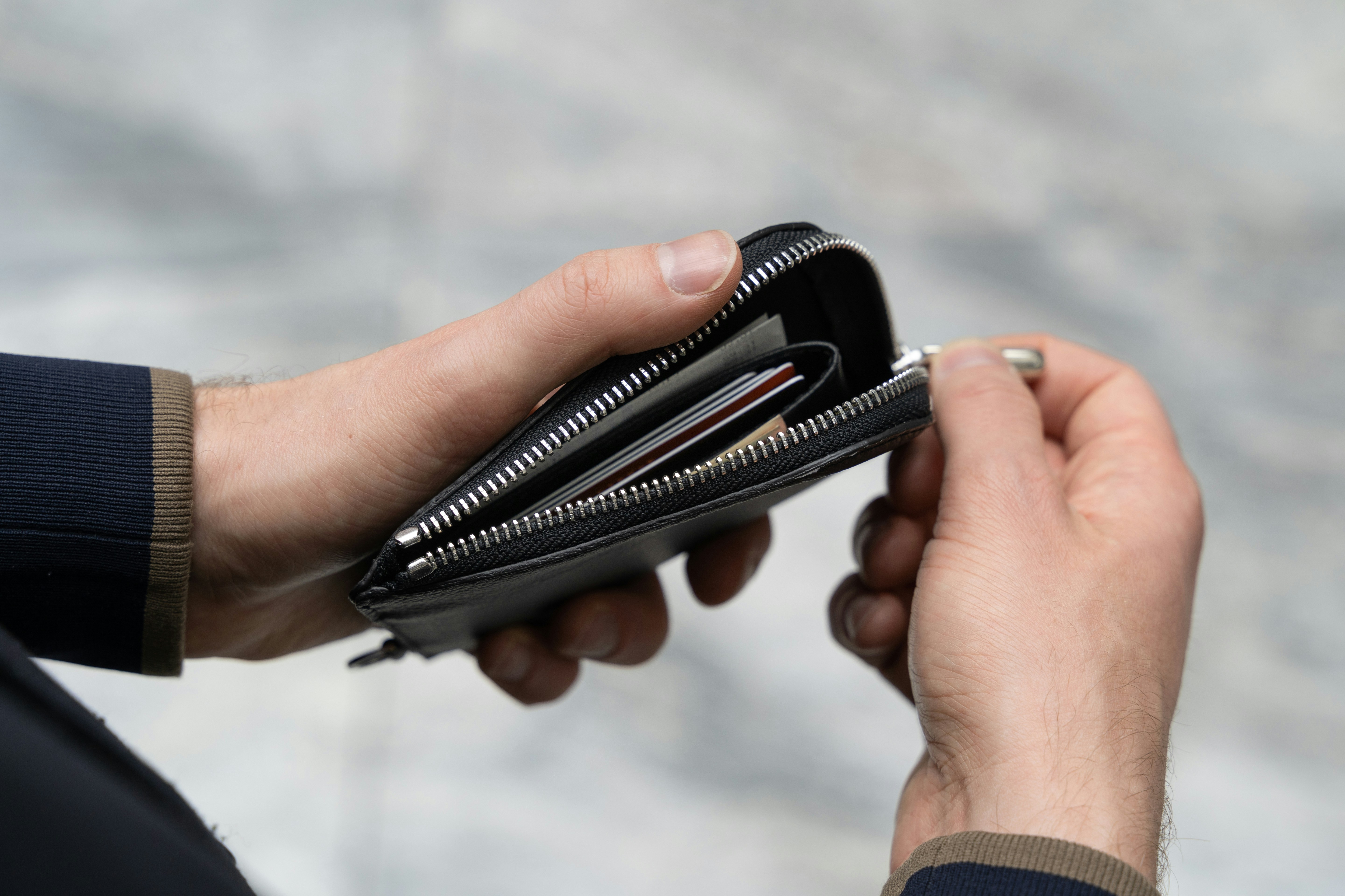 Mulher abrindo uma carteira