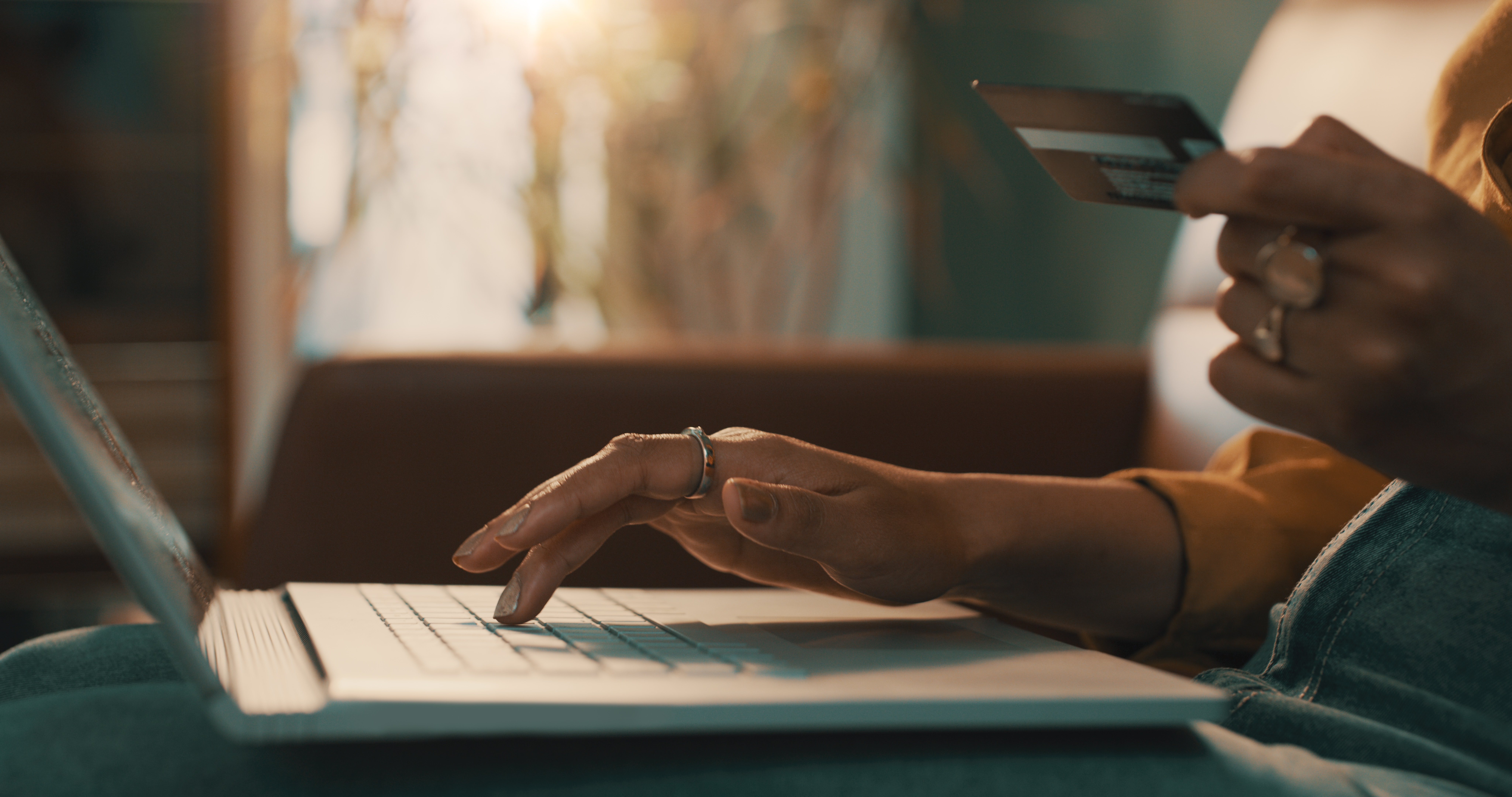 Mulher fazendo compra com cartão em notebook