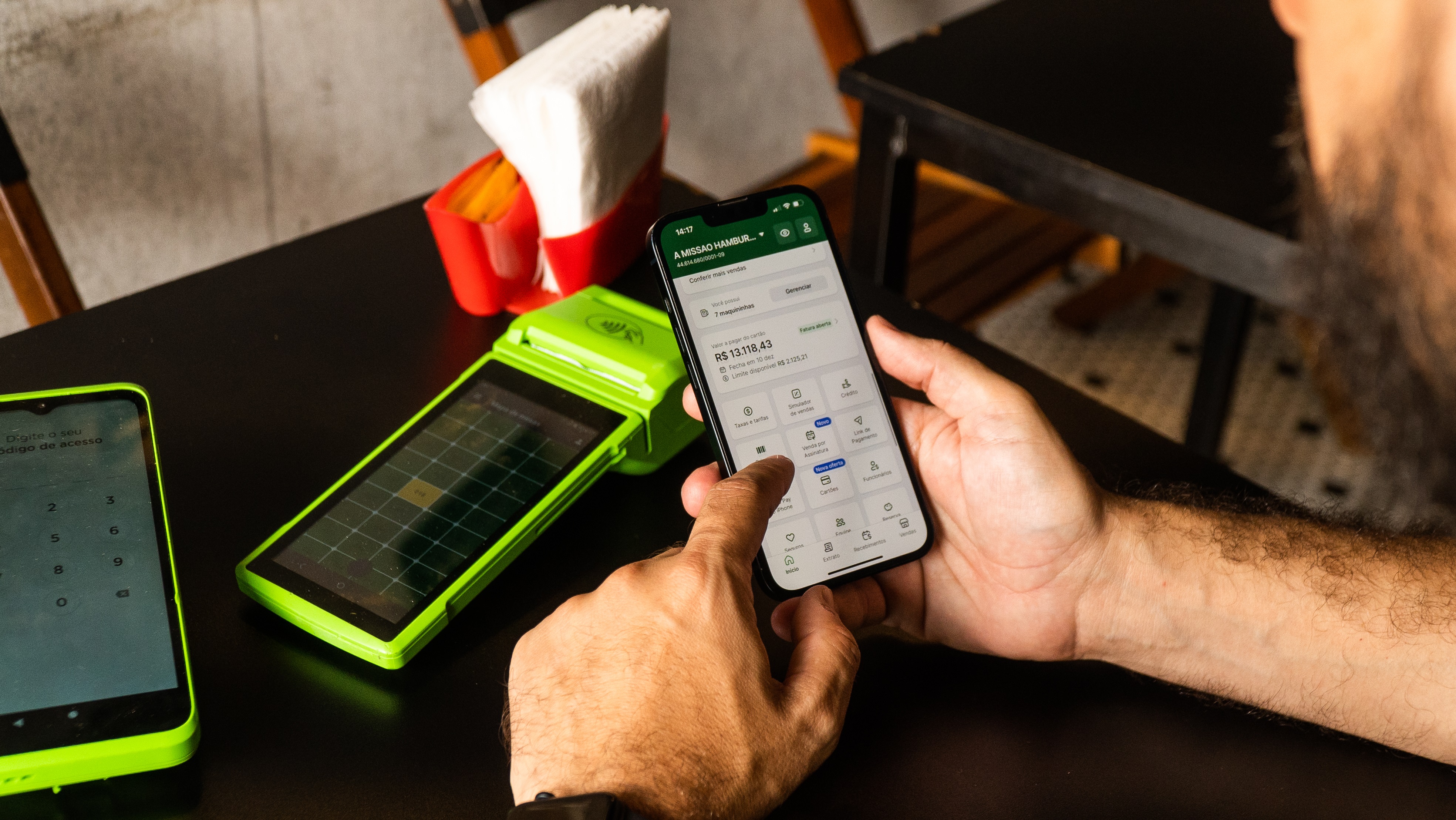 Empreendedor gerenciando suas vendas por assinatura no App Stone