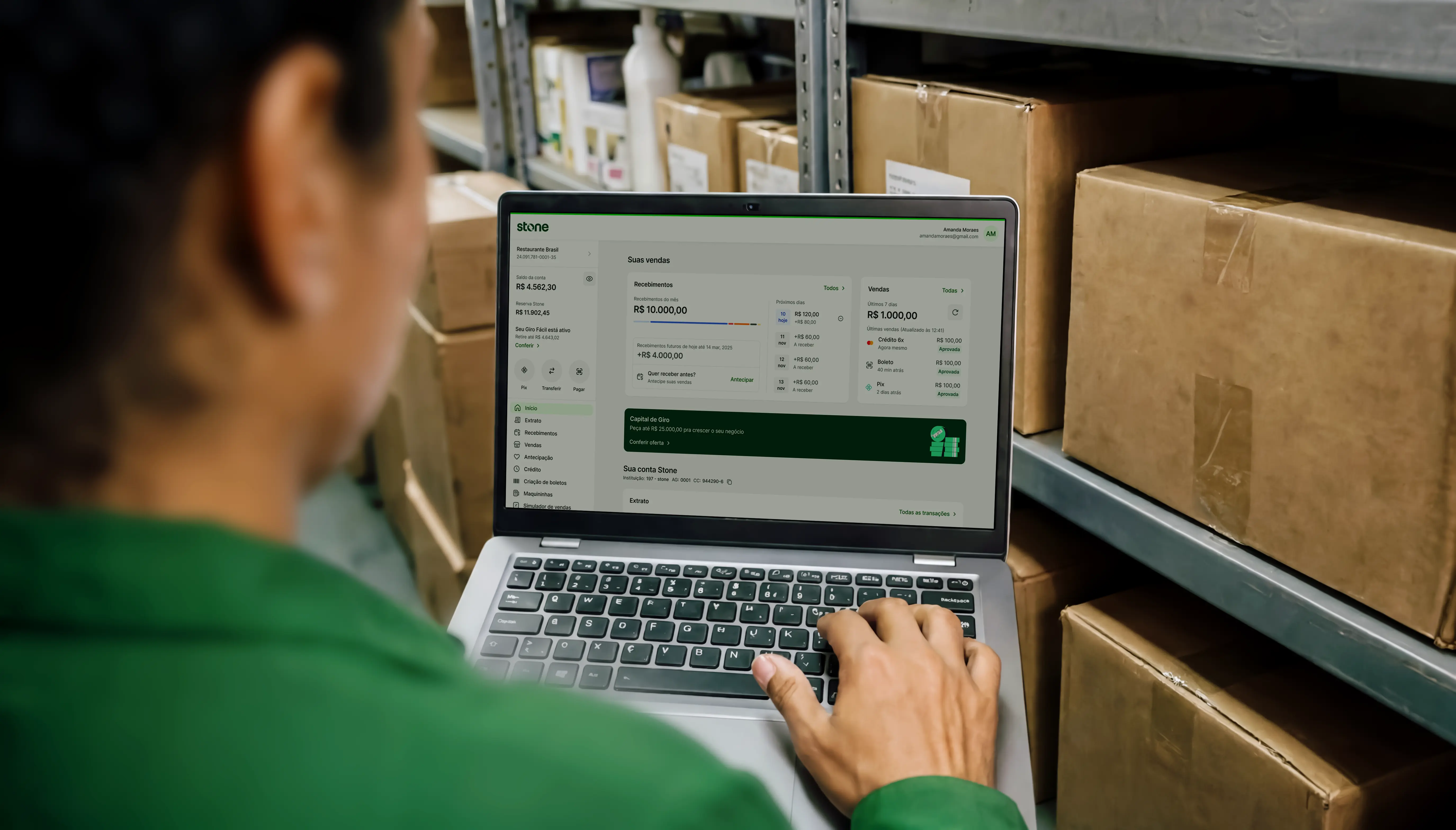 Empreendedora controlando o fluxo de caixa no computador